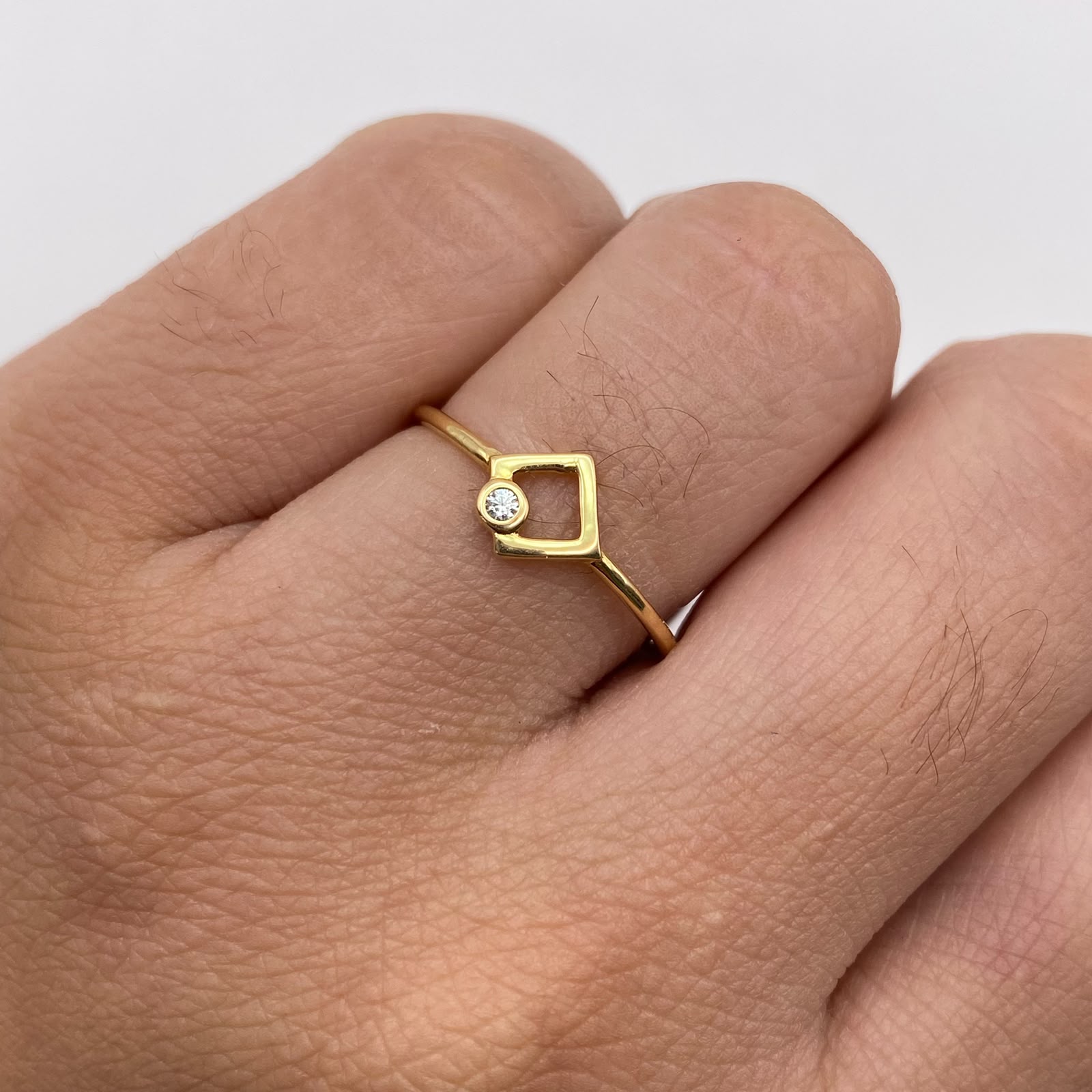 Anillo triangulo circón blanco Oro amarillo 18k / Talla 7 / 0,95 Gr / 1,09 mm