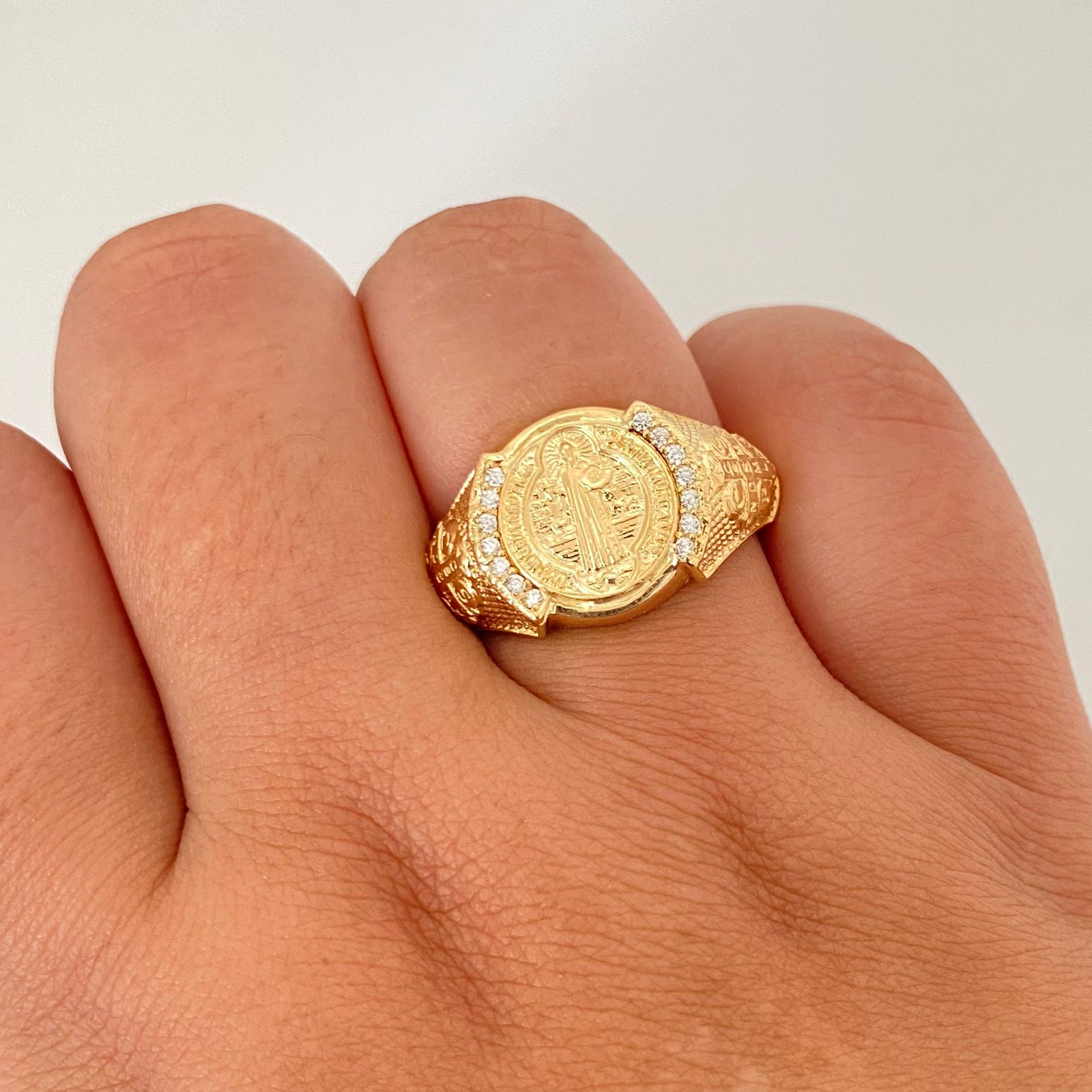 Anillo san benito circones blancos lateral diamantado Oro amarillo 18k / Talla 9 1/2 / 8,75 Gr