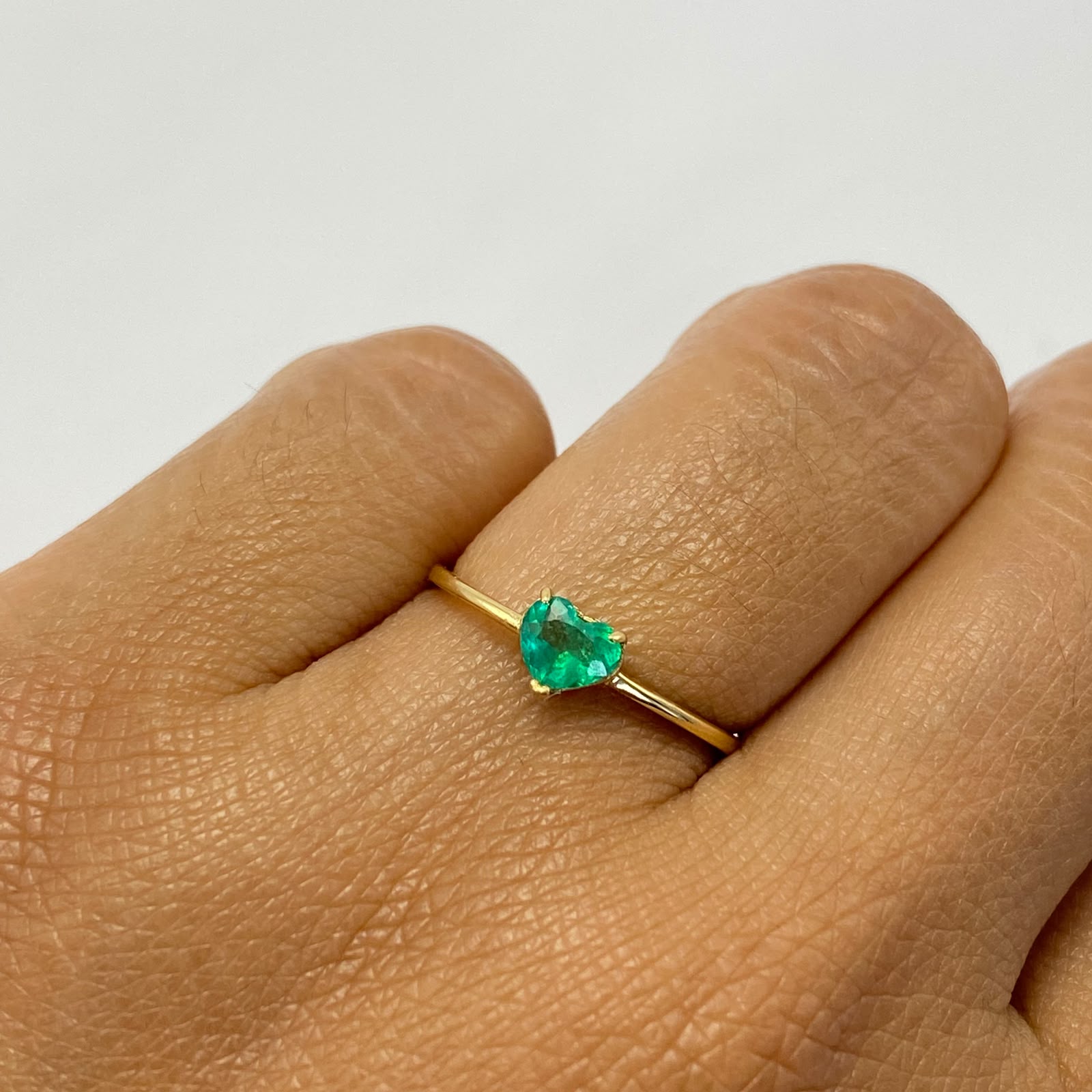 Anillo solitario corazon esmeralda Oro amarillo / Talla 5 3/4 / 1,25 Gr