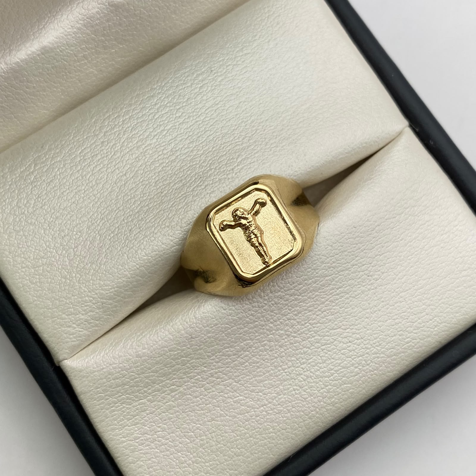Anillo troquel cristo Oro amarillo 18k / Talla 10 3/4 / 3 Gr / 4,56 mm