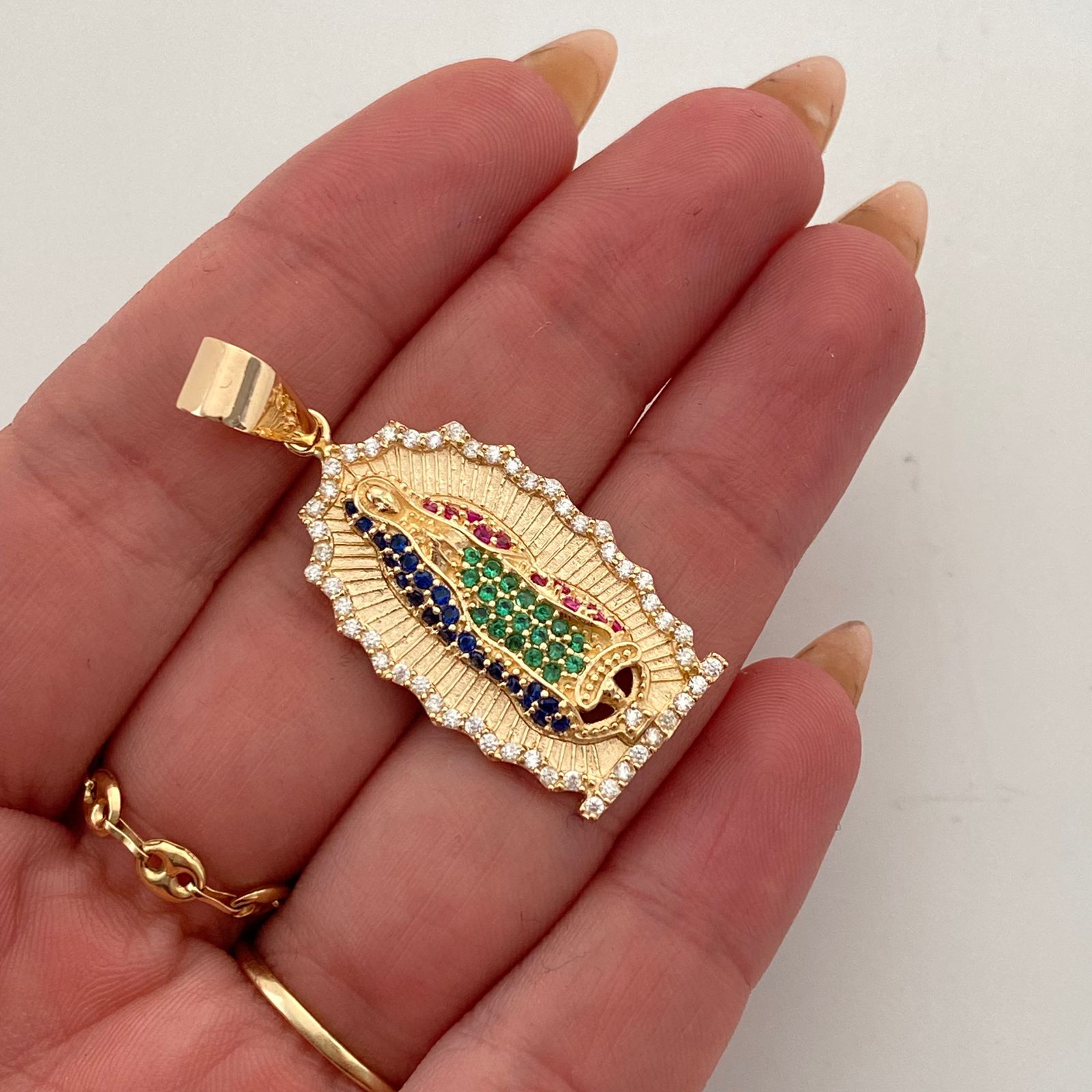Dije virgen de guadalupe con circones multicolor Oro amarillo 18k 8,8 Gr / 17,9 mm / 4 Cm