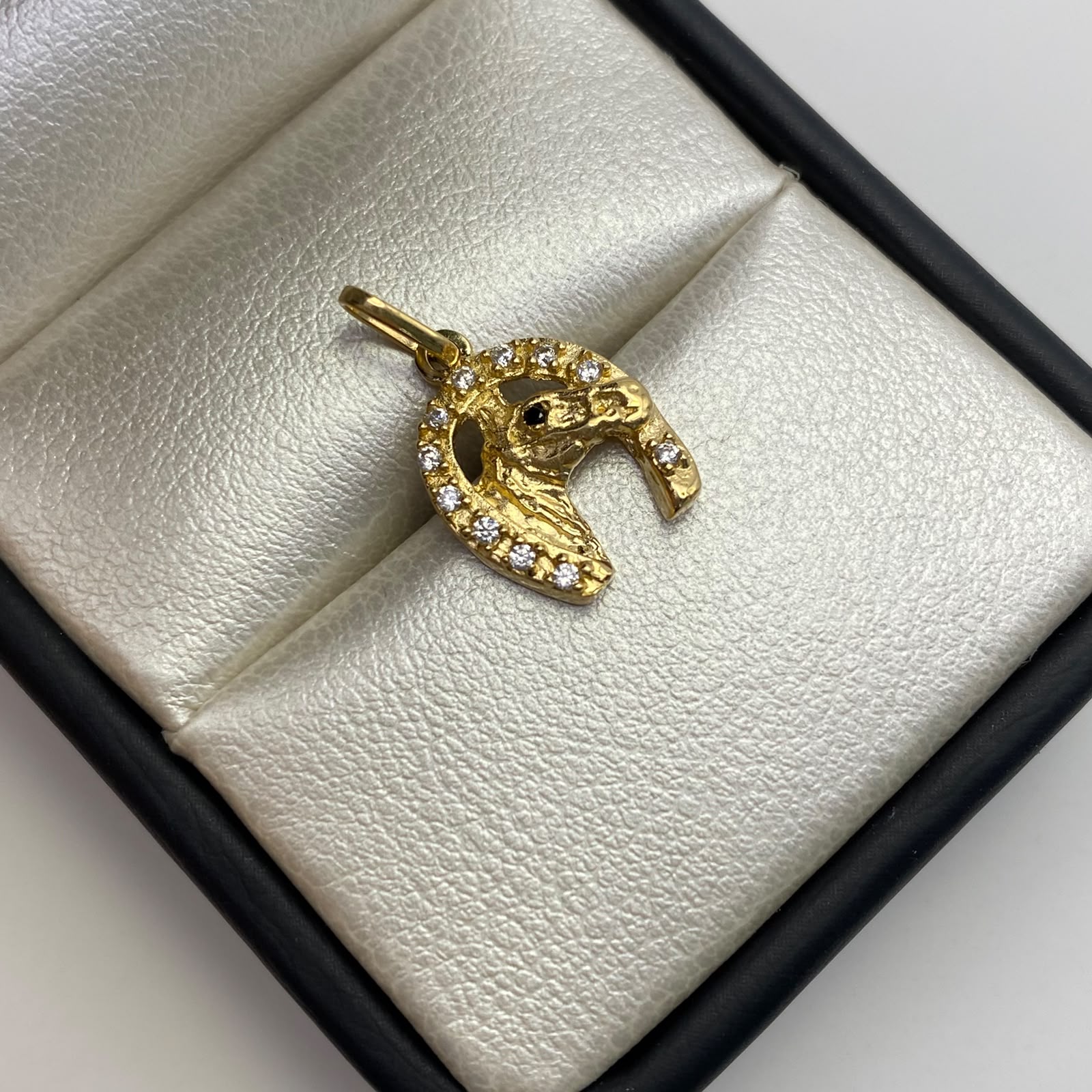 Dije Herradura y caballo Casting Blanco Oro amarillo 18k 1,85 Gr / 11,7 mm / 2 Cm