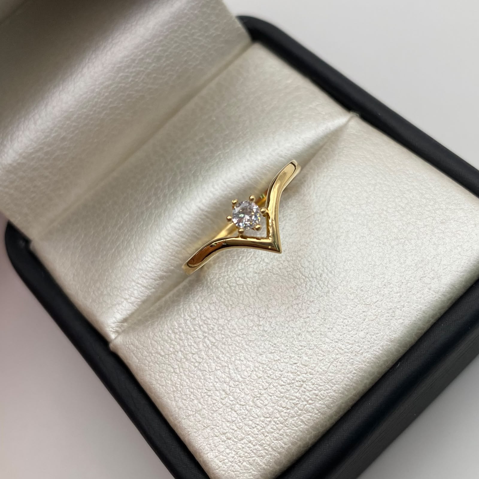 Anillo Solitario Circon en punta Oro amarillo 18k / Talla 8 / 1,55 Gr / 1,4 mm