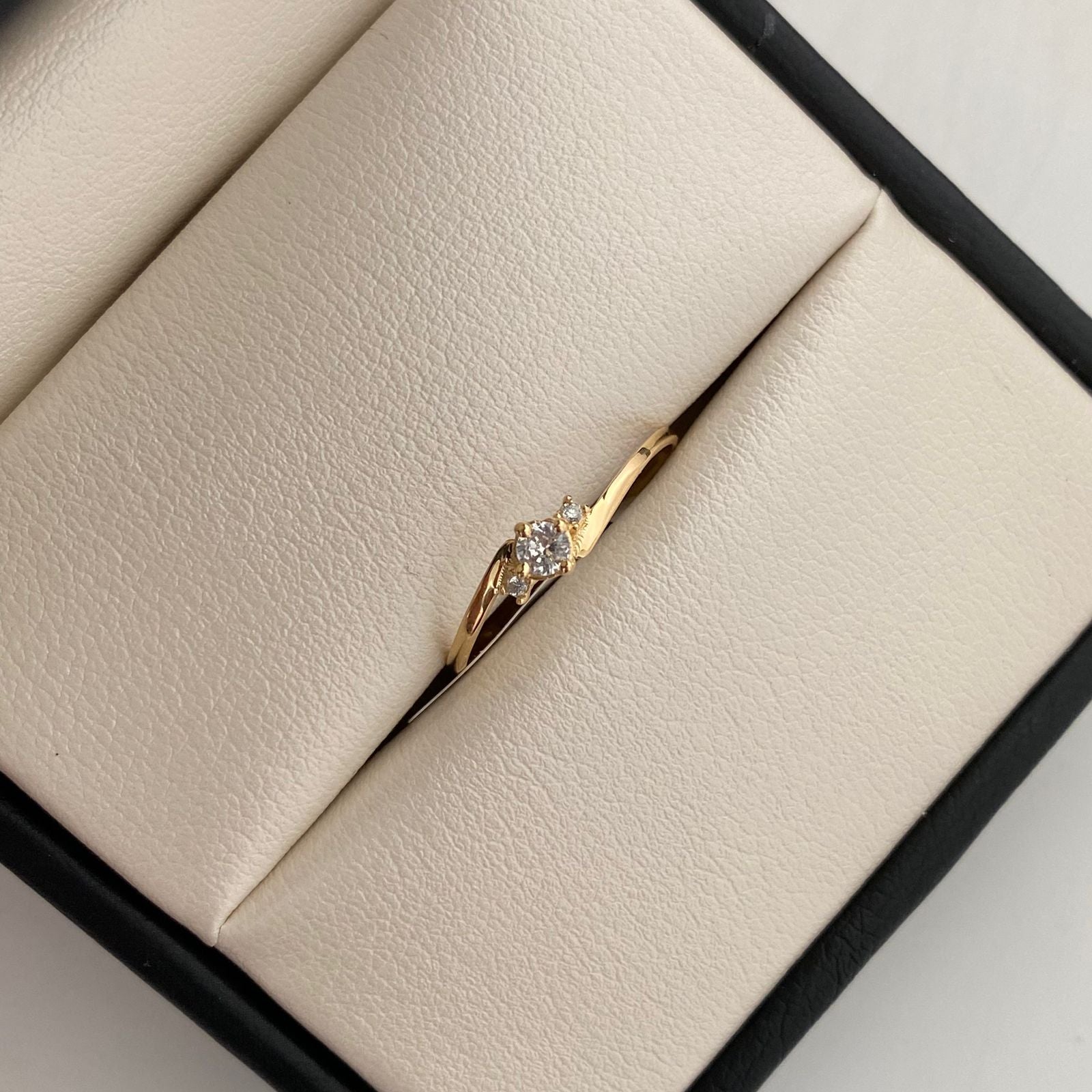 Anillo Solitario Oro amarillo 18k / Talla 5 1/2 / 0,95 Gr / 1,2 mm