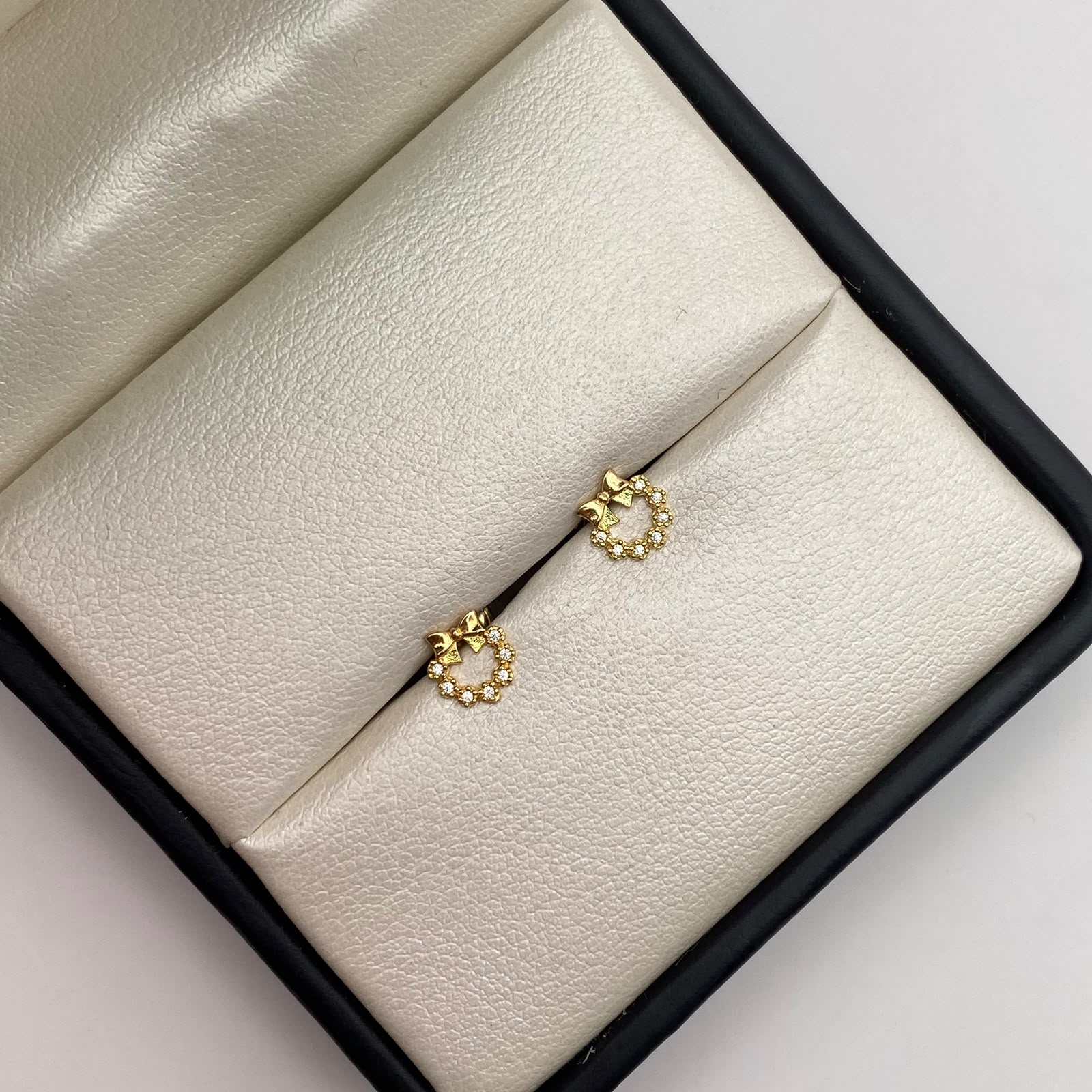 Topos Circulo circones blanco y moño Oro amarillo 18k 0,8 Gr / 6,4 mm