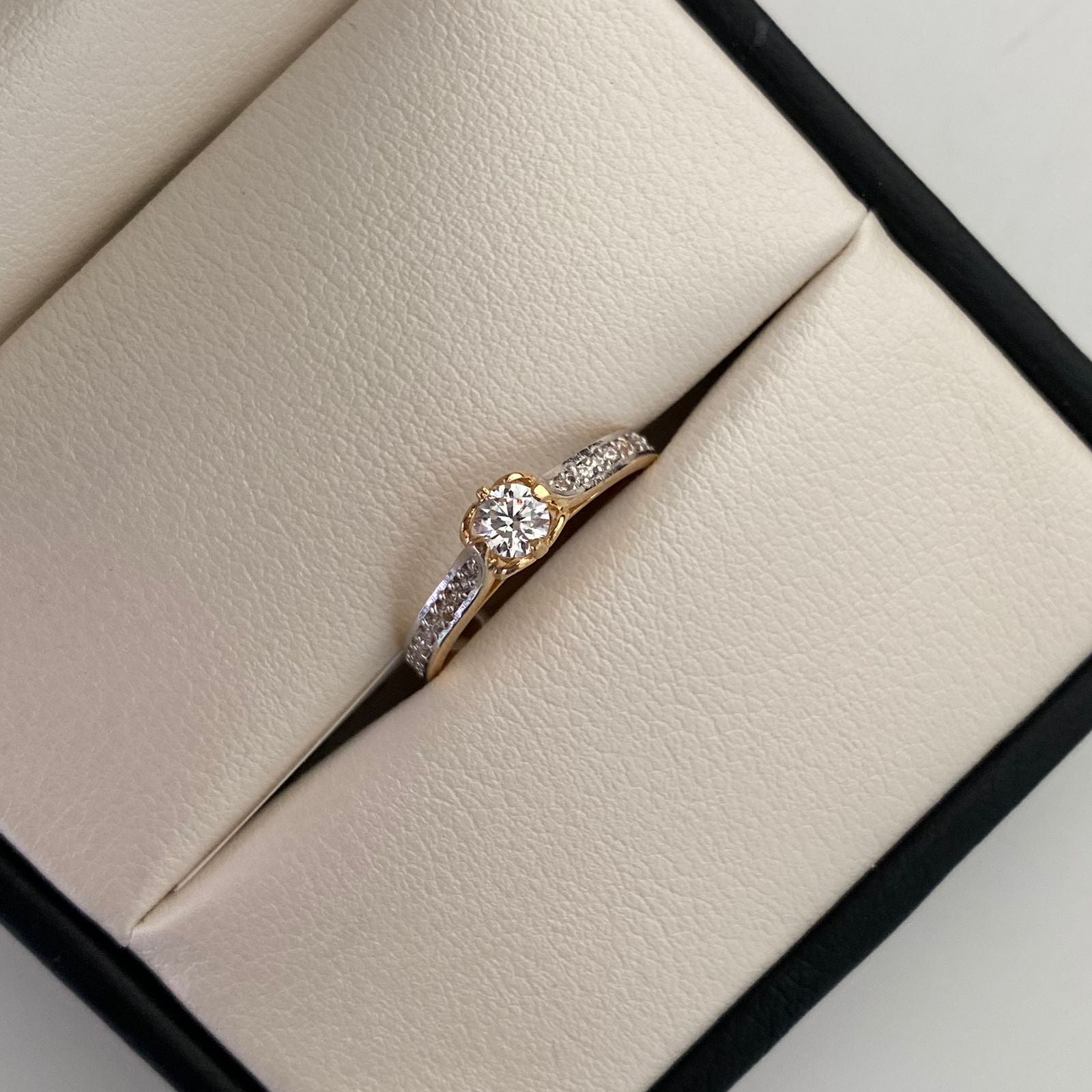 Anillo Solitario Oro amarillo 18k / Talla 7 1/2 / 2,15 Gr / 2,4 mm