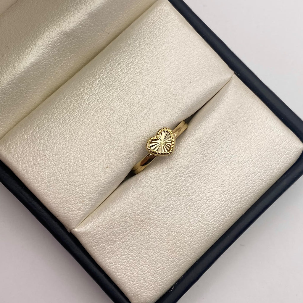Anillo corazón diamantado Oro amarillo 18k / Talla 8 / 0,92 Gr / 2,15 mm