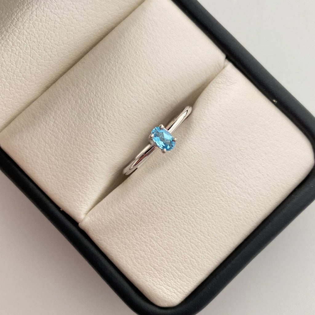 Anillo solitario con topacio  Oro blanco 18k / Talla 6 1/4 / 1,2 Gr