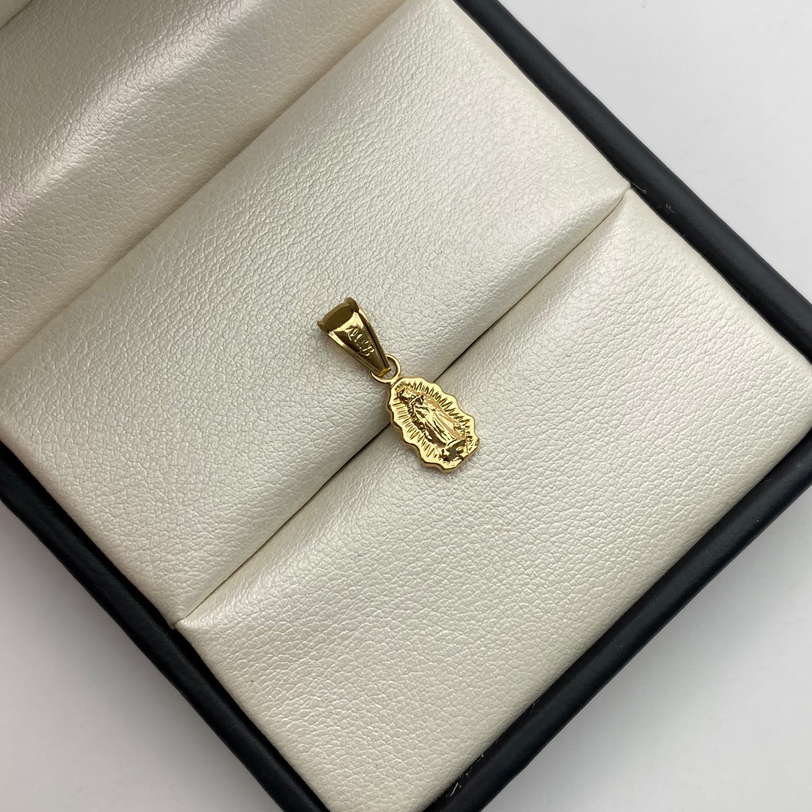 Dije virgen guadalupe Oro amarillo 18k 0,5 Gr / 6,7 mm / 1,5 Cm