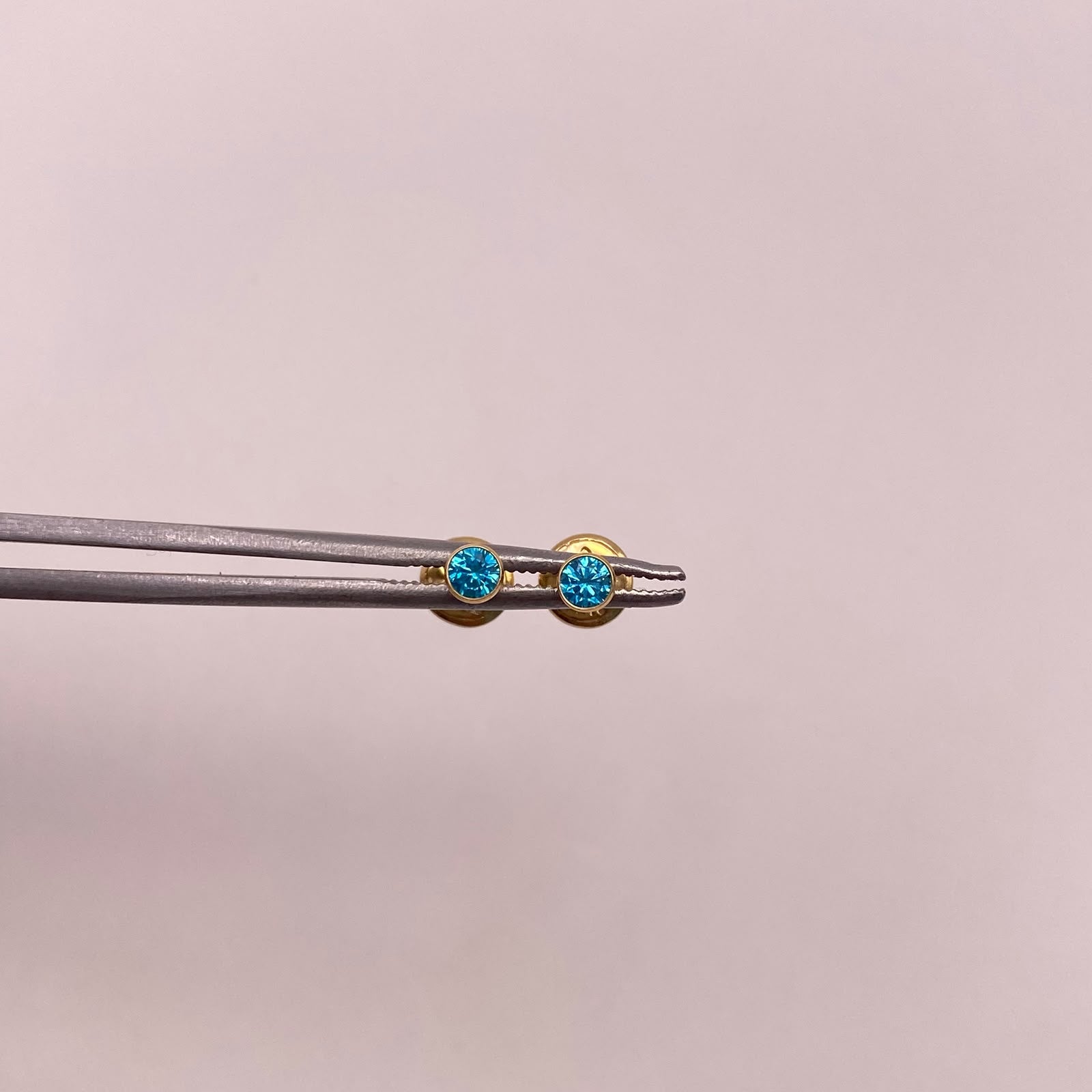 Topos circón azul Oro amarillo 18k 0,45 Gr / 3,3 mm