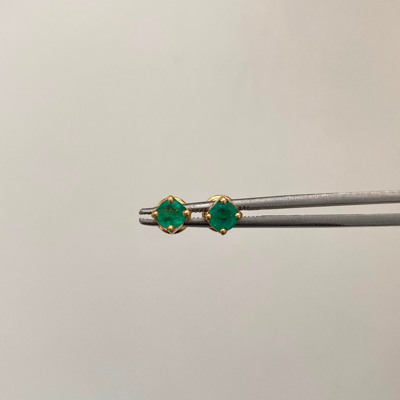 Topos Esmeraldas Oro amarillo 18k 0,7 Gr / 4,1 mm