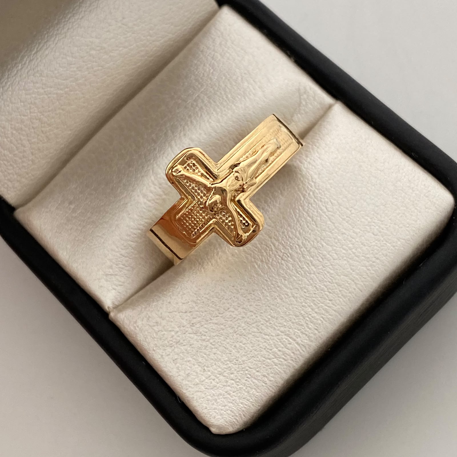 Anillo Troquel Cruz Cristo Oro amarillo 18k / Talla 12 1/2 / 2,45 Gr / 5,6 mm