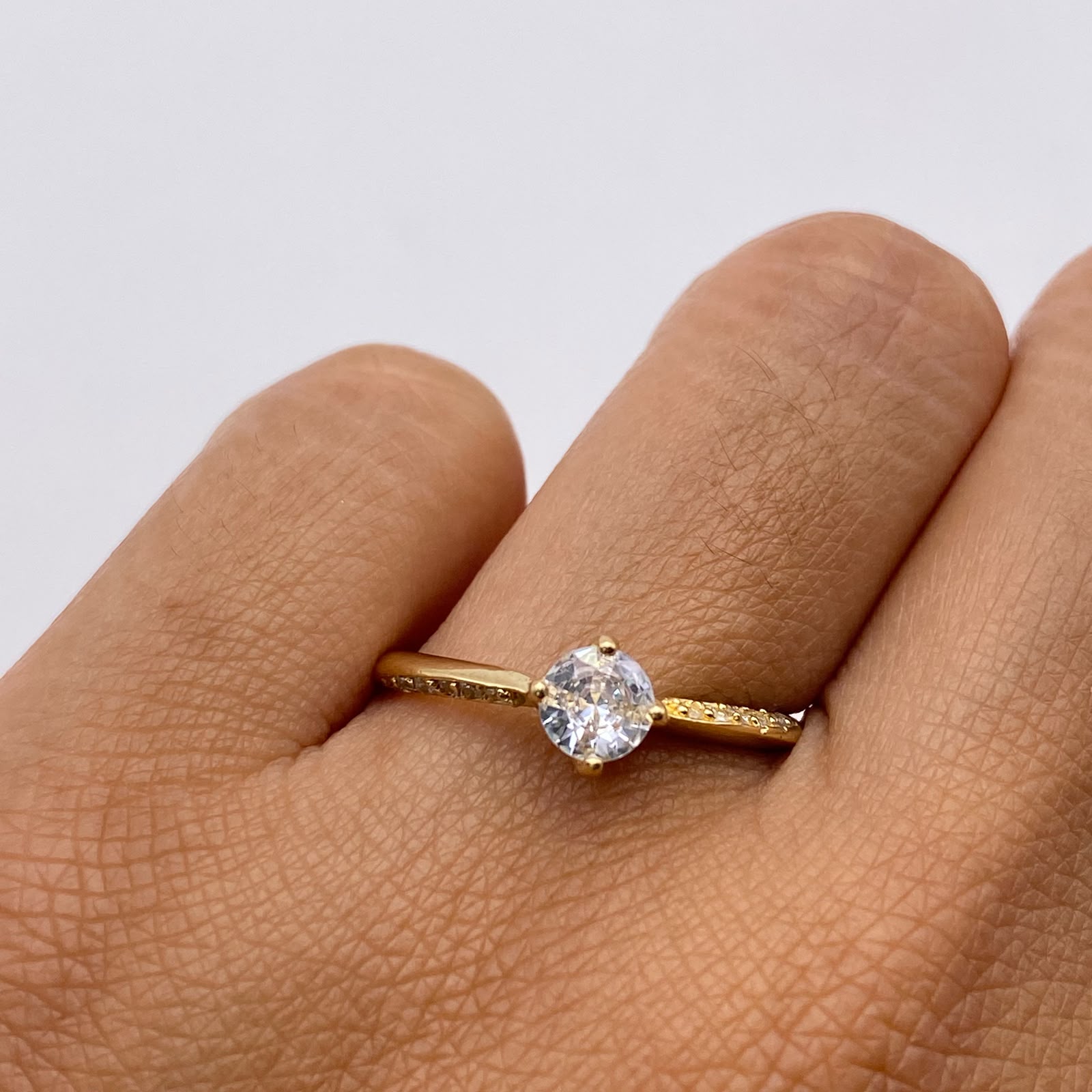 Anillo Solitario Oro amarillo 18k / Talla 8 / 1,92 Gr / 2,1 mm