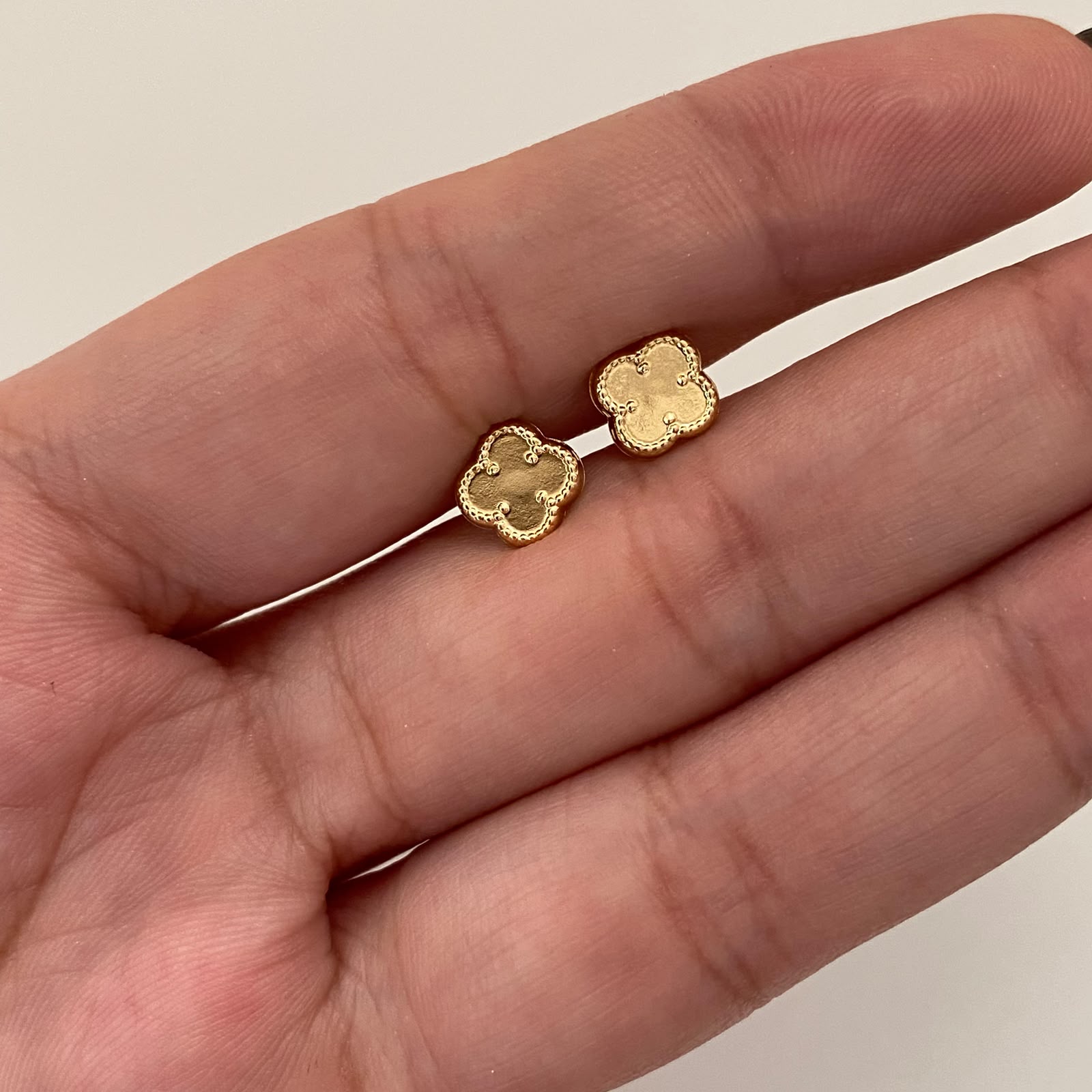 Topos trebol vc fondo liso  Oro amarillo 18k 0,55 Gr / 8 mm