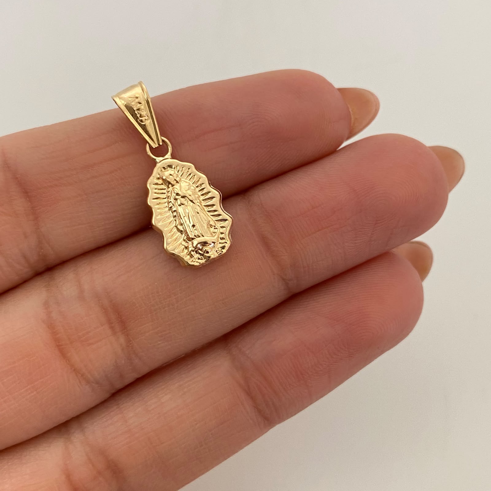 Dije Virgen Guadalupe Silueta Oro amarillo 18k 0,7 Gr / 9 mm / 2,3 Cm