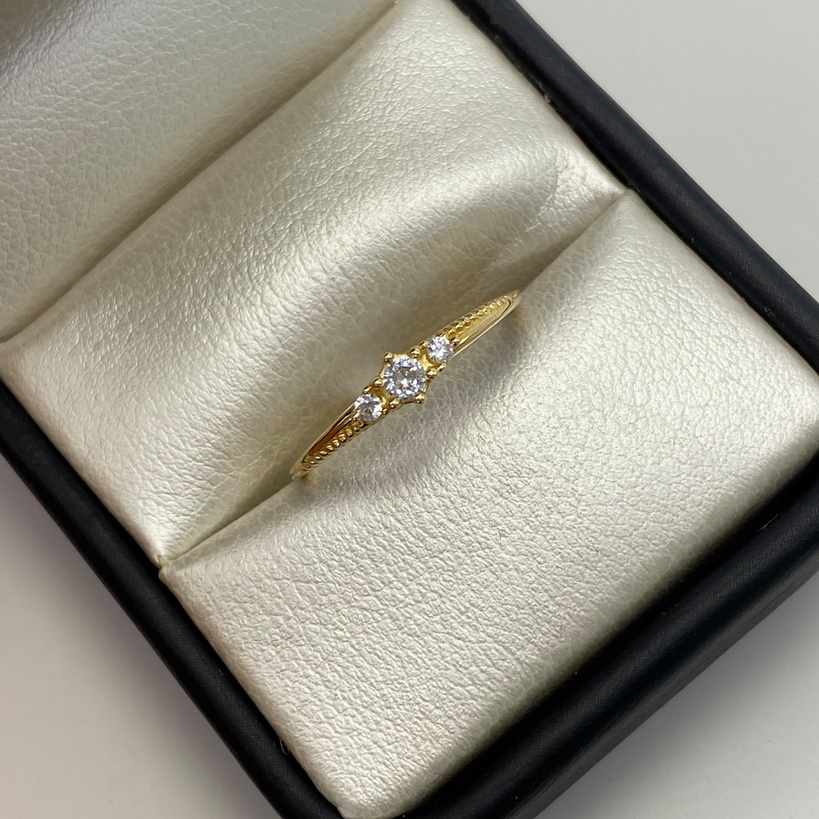 Anillo Solitario tres circones Oro amarillo 18k / Talla 8 / 1,45 Gr / 1,2 mm