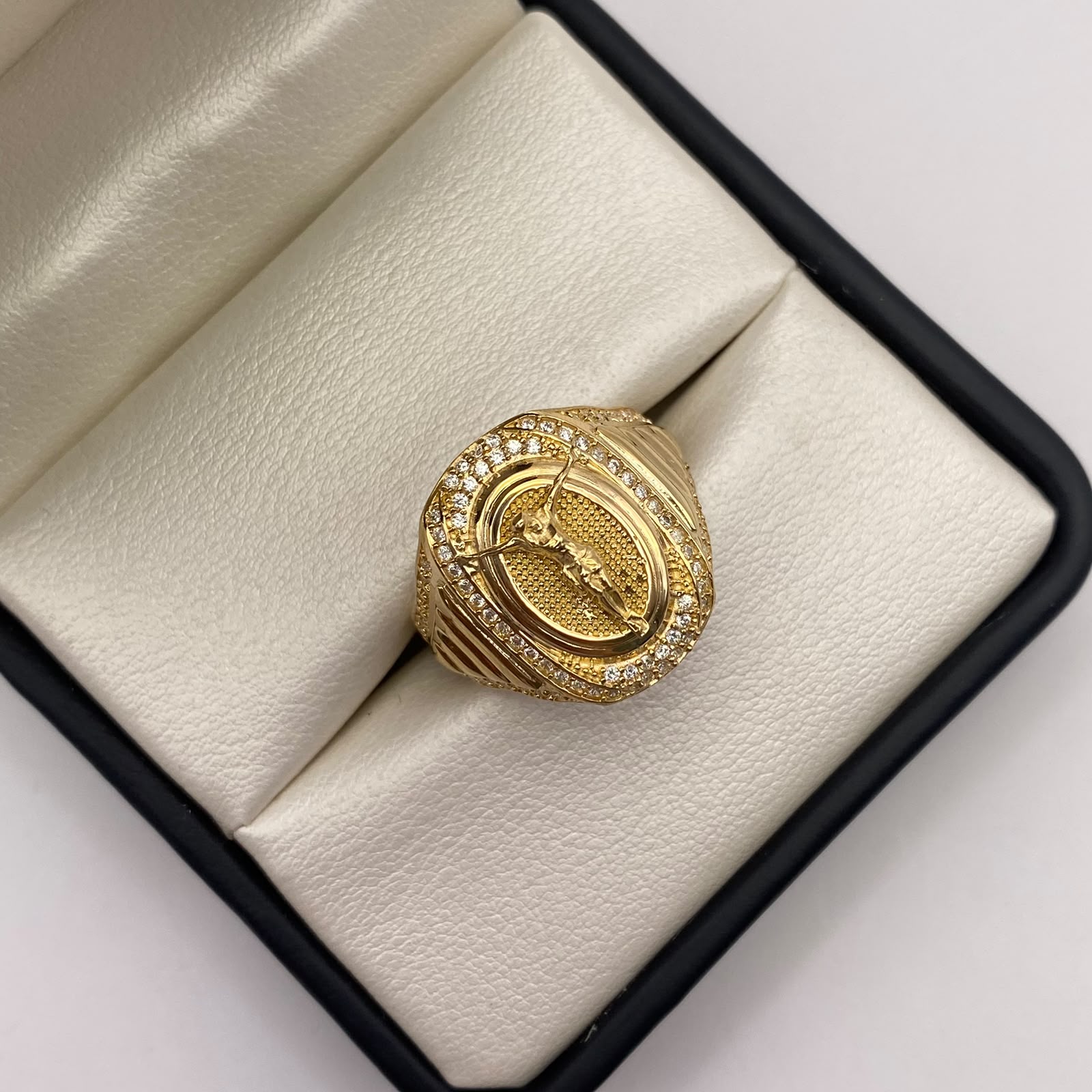 Anillo Cristo circones blancos Oro amarillo 18k / Talla 10 / 9,95 Gr / 4,8 mm