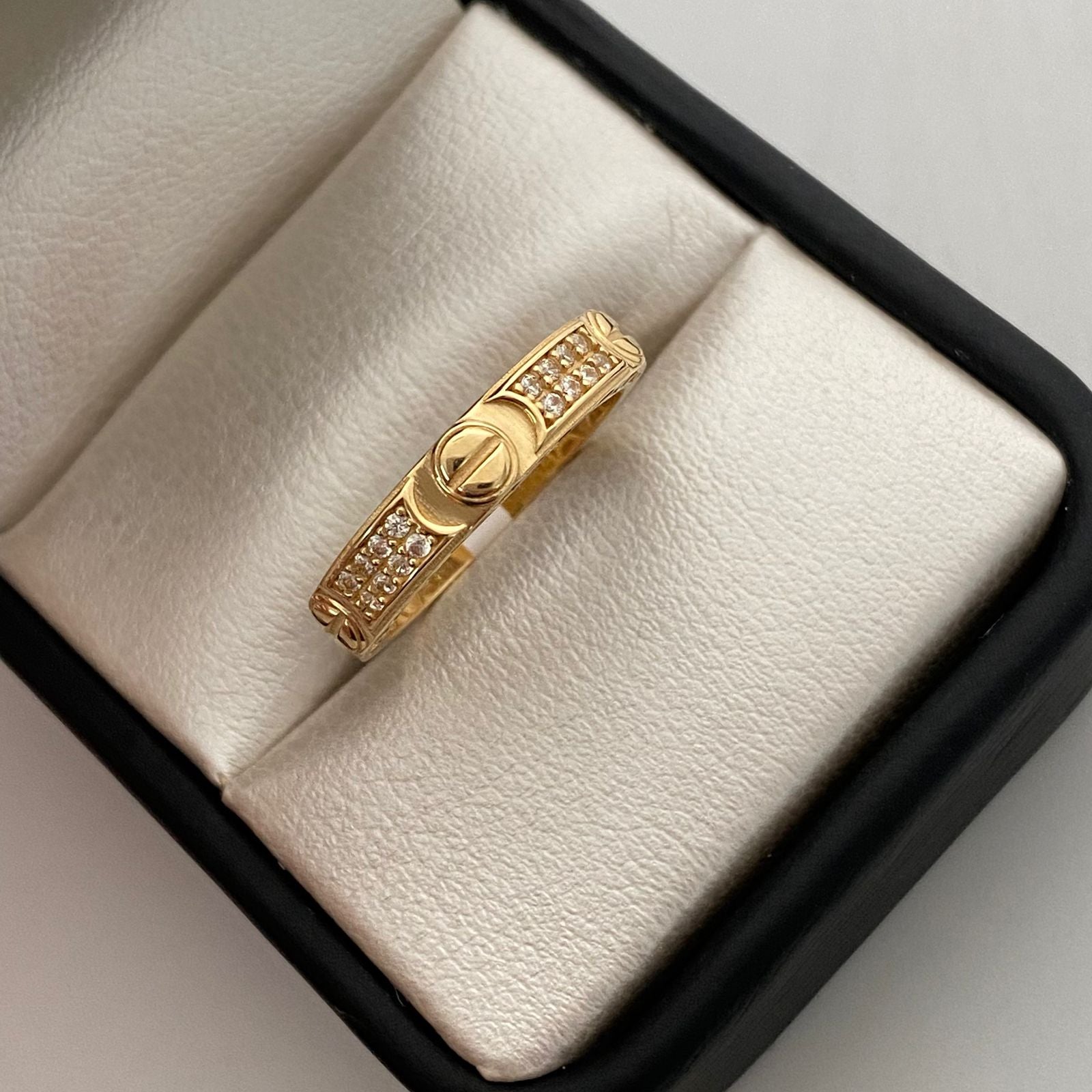 Anillo It circulos y circones blancos Oro amarillo 18k / Talla 7 1/4 / +3 / 2,65 Gr