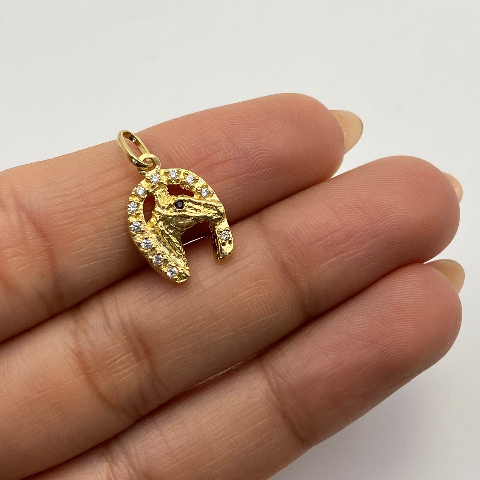 Dije Herradura y caballo Casting Blanco Oro amarillo 18k 1,85 Gr / 11,7 mm / 2 Cm