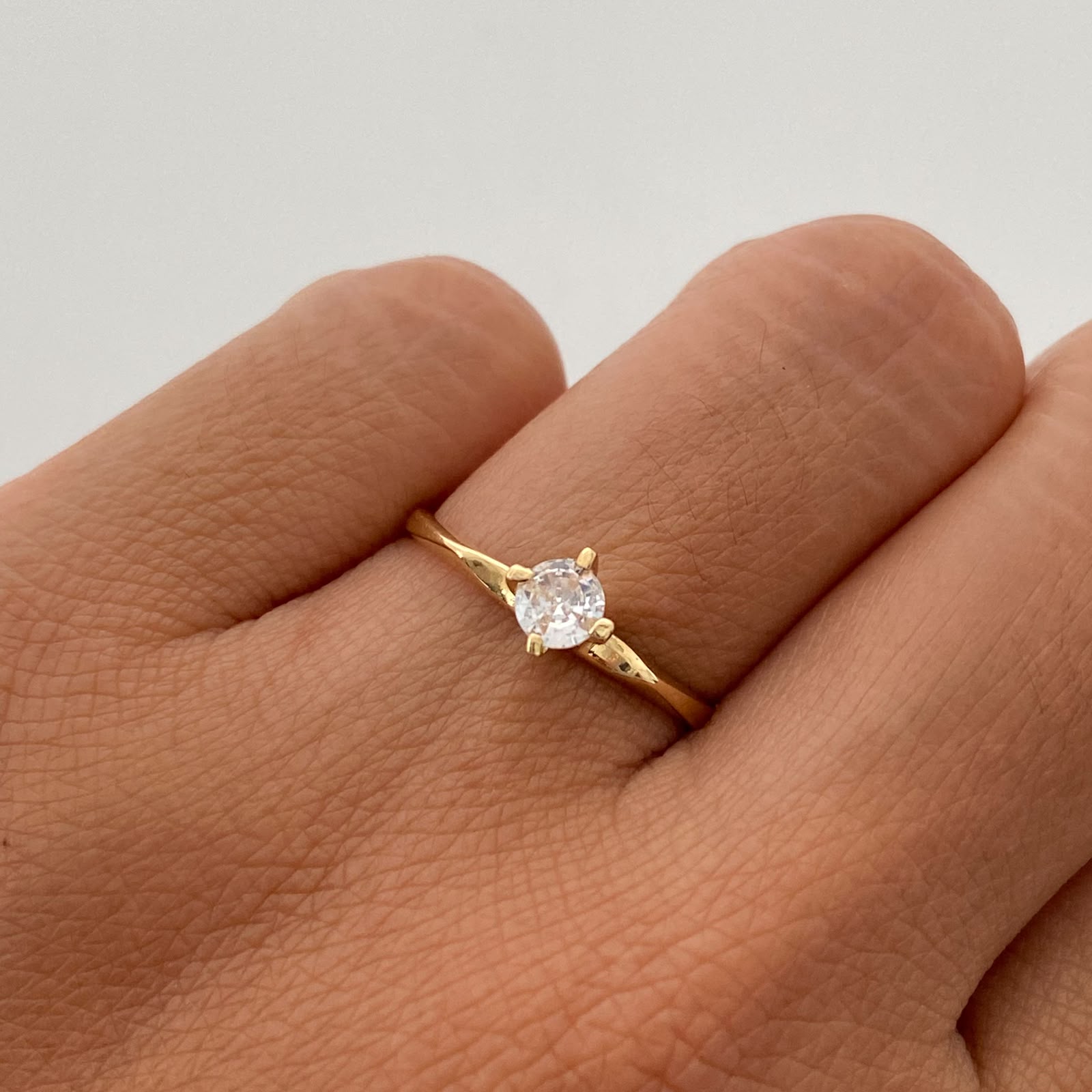 Anillo Solitario Oro amarillo 18k / Talla 6 / 1,6 Gr / 2 mm