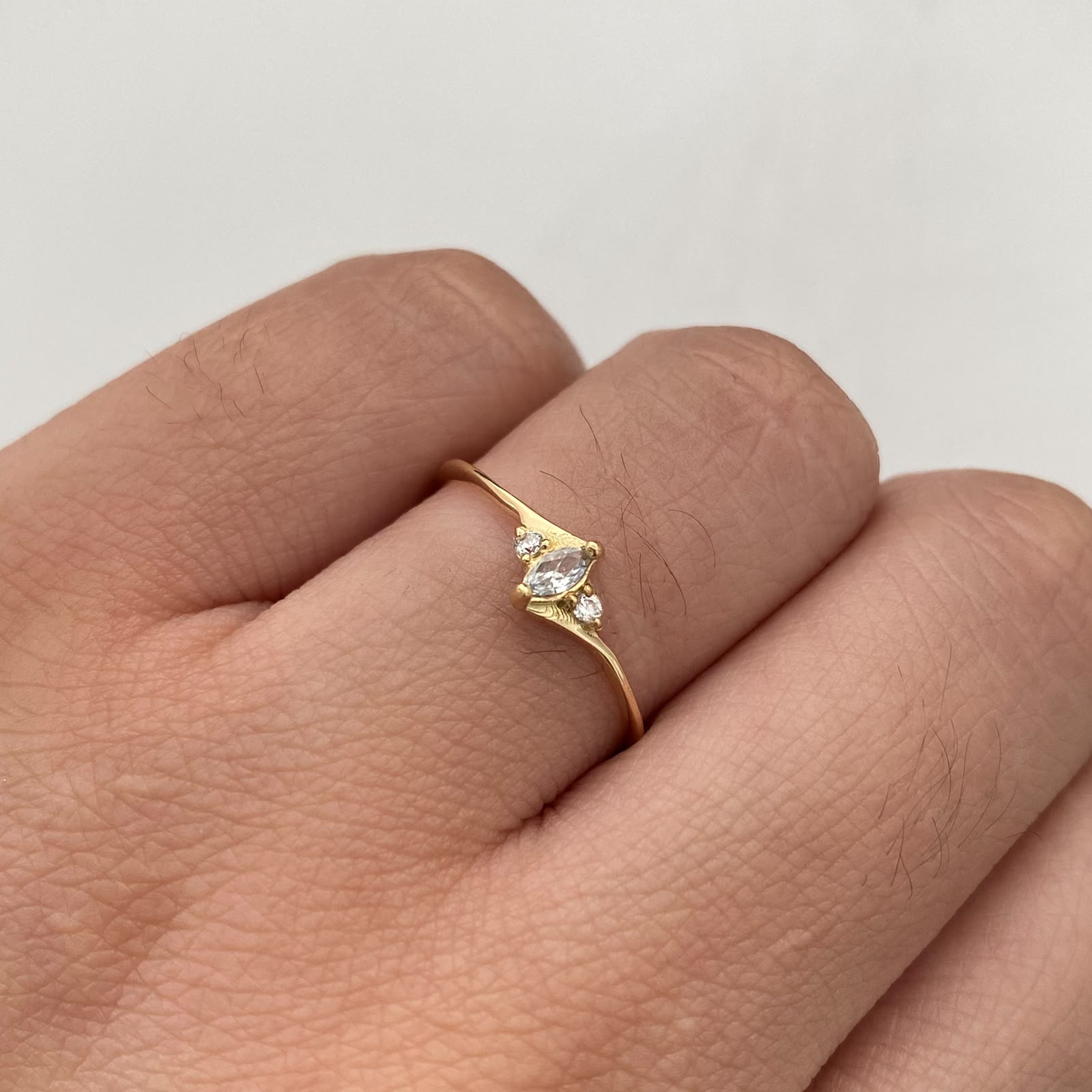 Anillo Solitario Oro amarillo 18k / Talla 7 / 0,9 Gr / 0,9 mm
