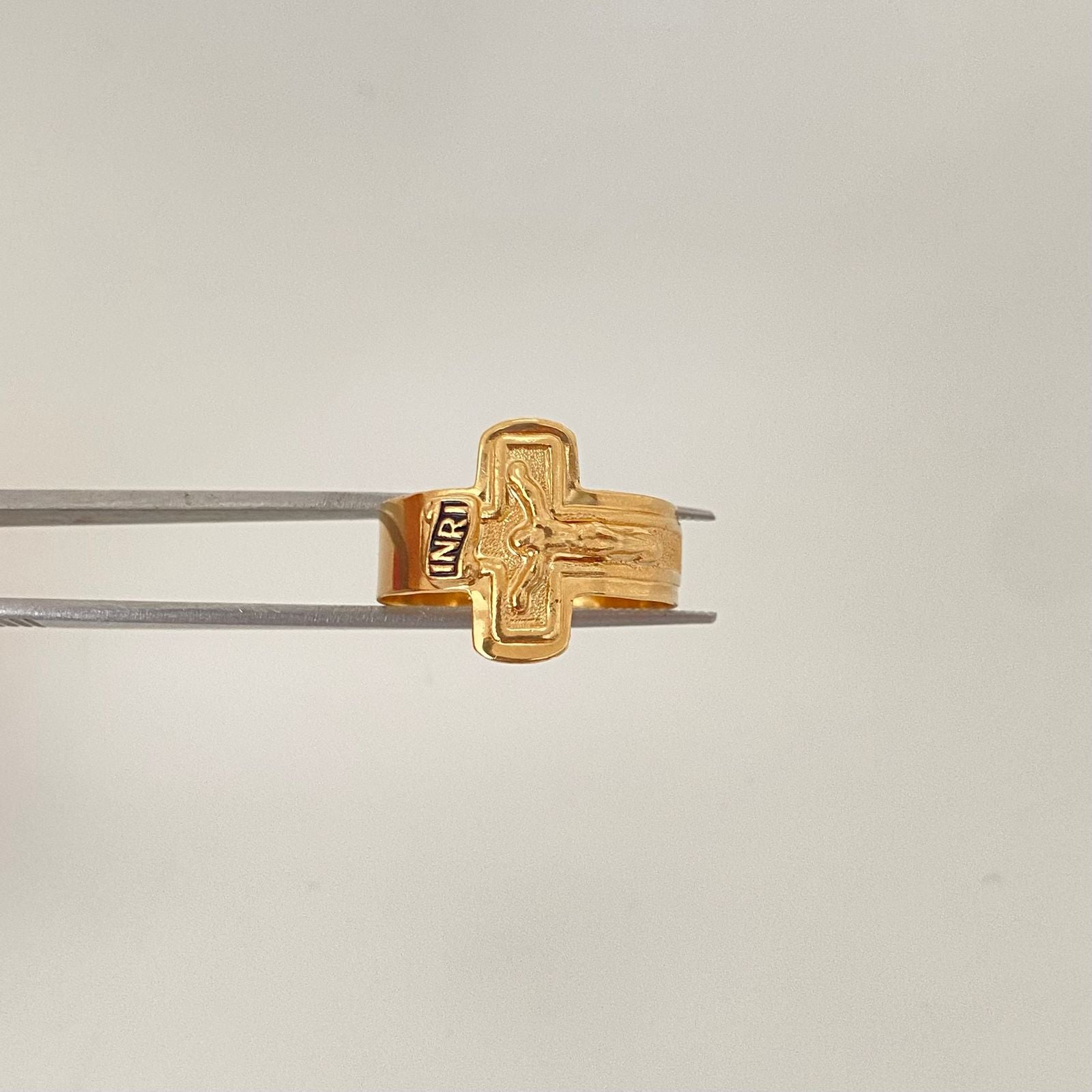 Anillo cruz cristo fondo mate Oro amarillo 18k / Talla 8 / 2,30 Gr