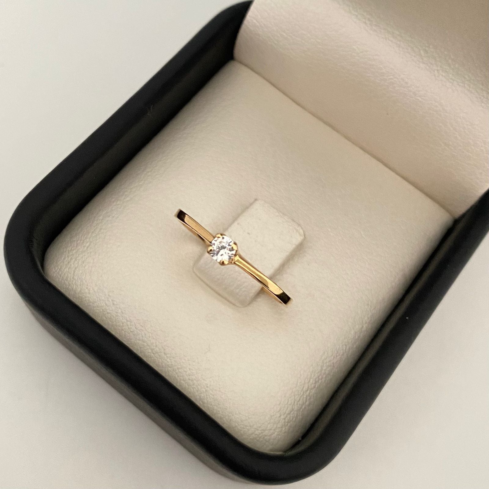 Anillo solitario circon central blanco Oro amarillo 18k / Talla 7 / 1,3 Gr
