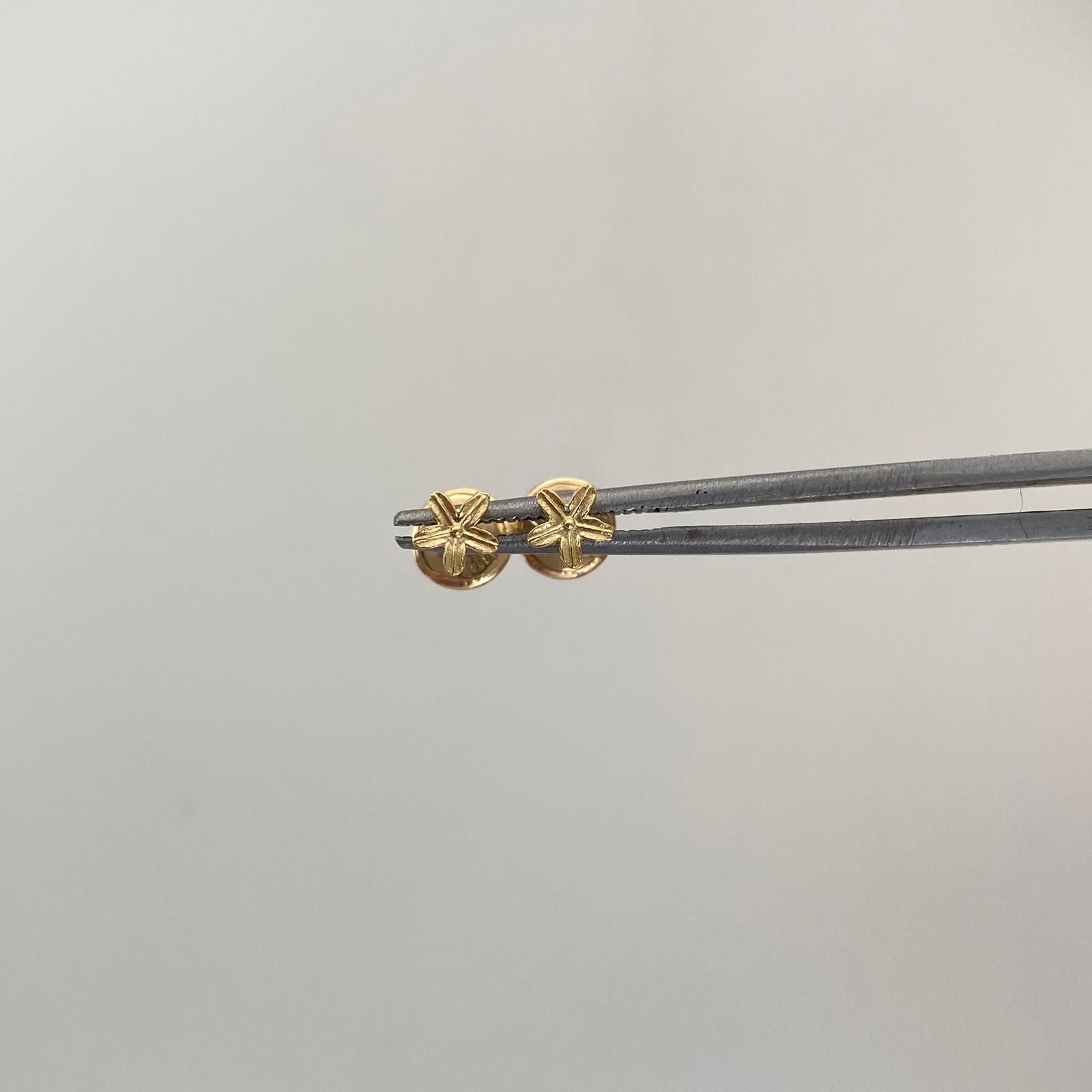 Topos Florecita Oro amarillo 18k 0,5 Gr / 4,2 mm