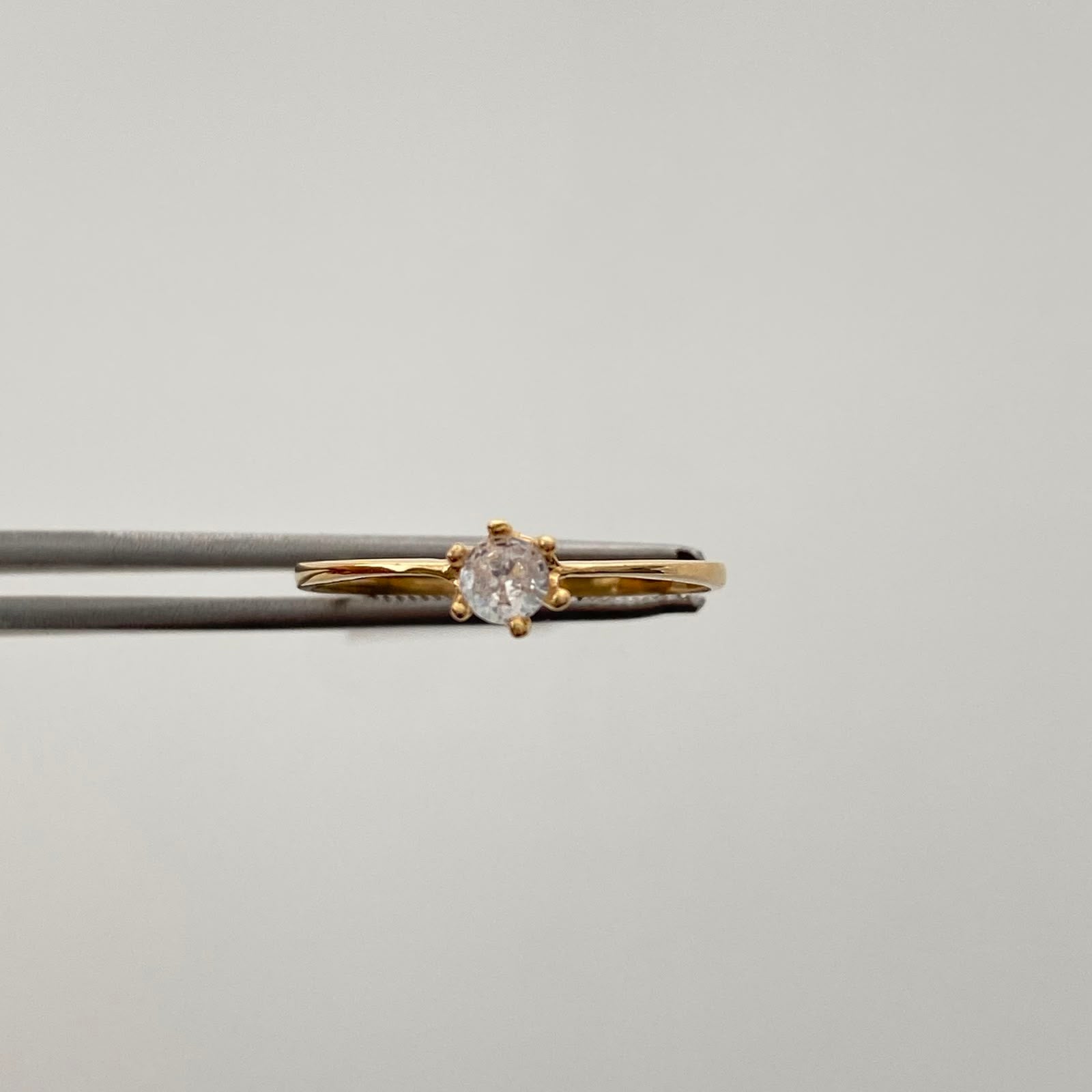 Anillo Solitario Oro amarillo 18k / Talla 8 / 1,15 Gr / 1,3 mm