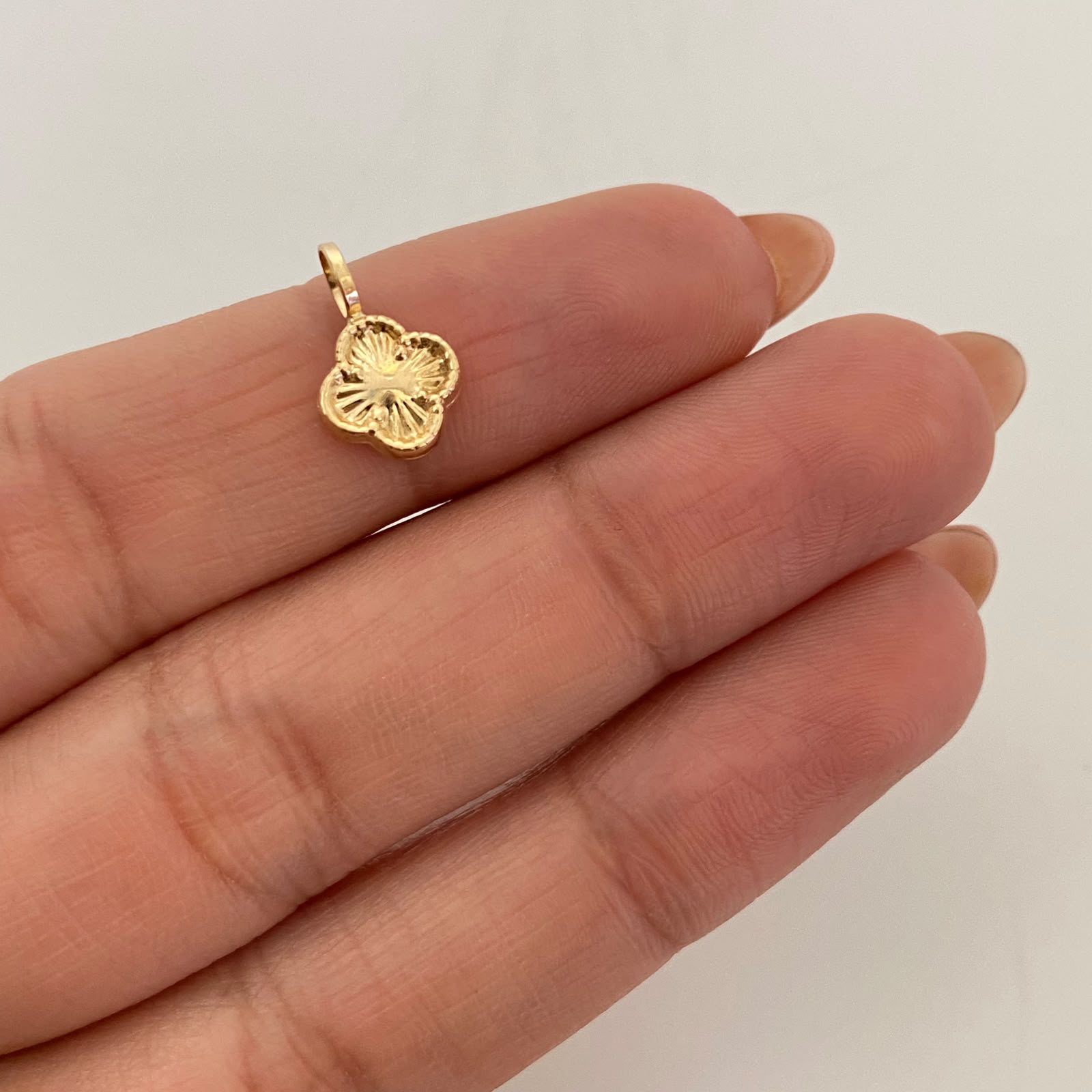Dije Trebol Diamantado Oro amarillo 18k 0,4 Gr / 8,5 mm / 1,2 Cm