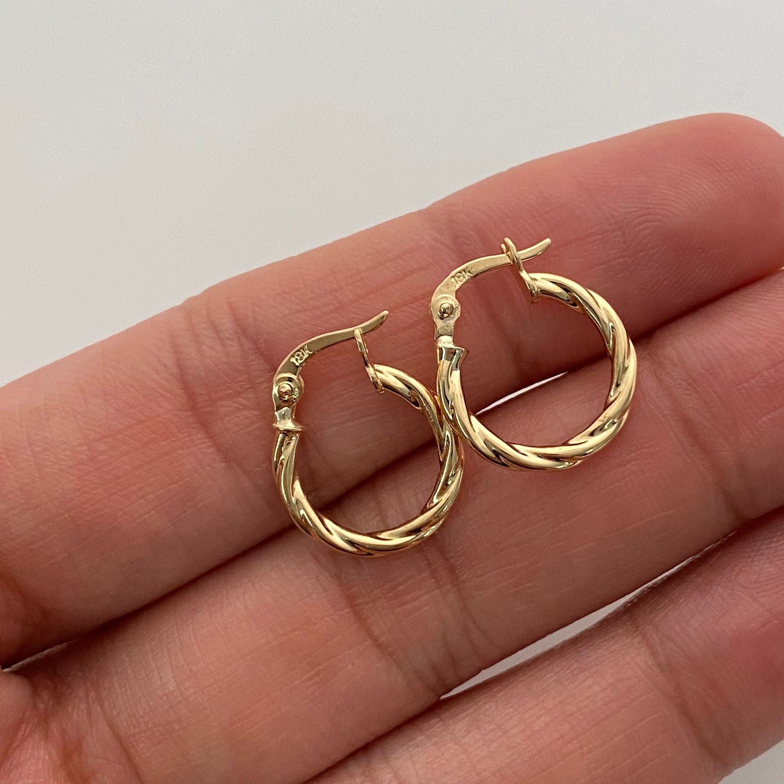Candonga entorchada  Oro amarillo 18k 0,95 Gr / 1,5 Cm