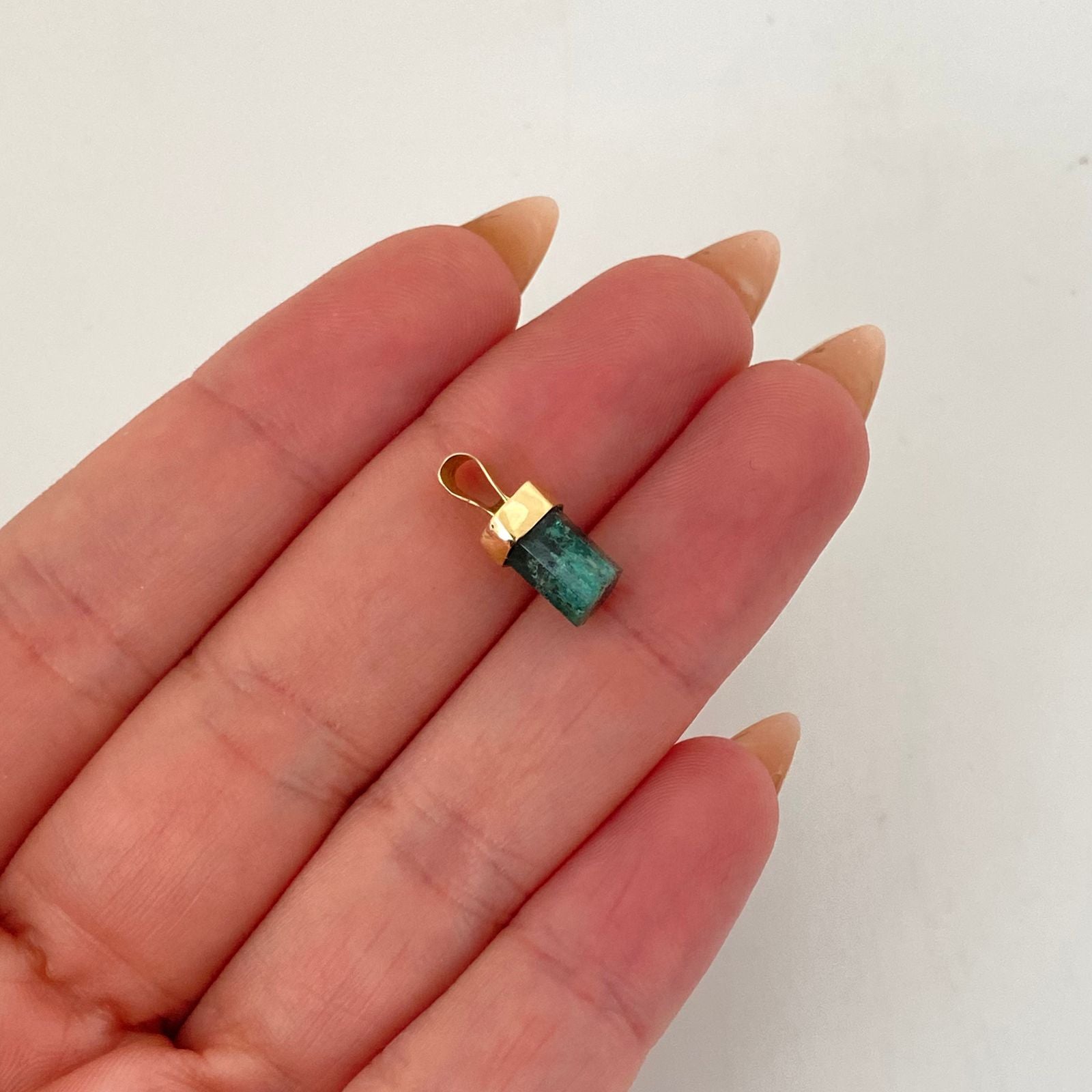 Dije con morralla de esmeralda  Oro amarillo 18k 1,05 Gr