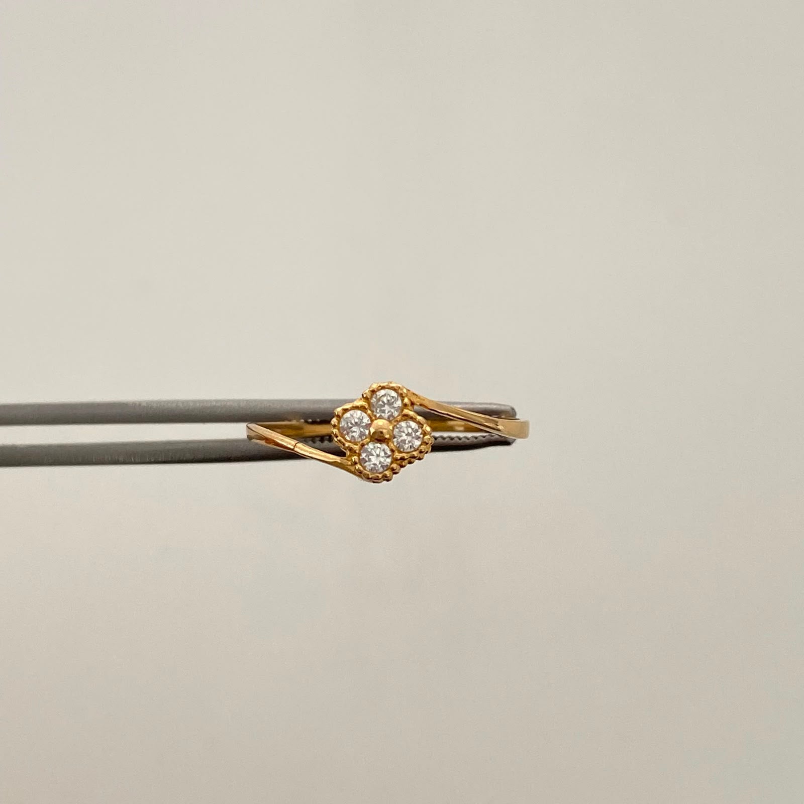 Anillo Trebol Blanco Oro amarillo 18k / Talla 8 / 1,1 Gr / 1,3 mm
