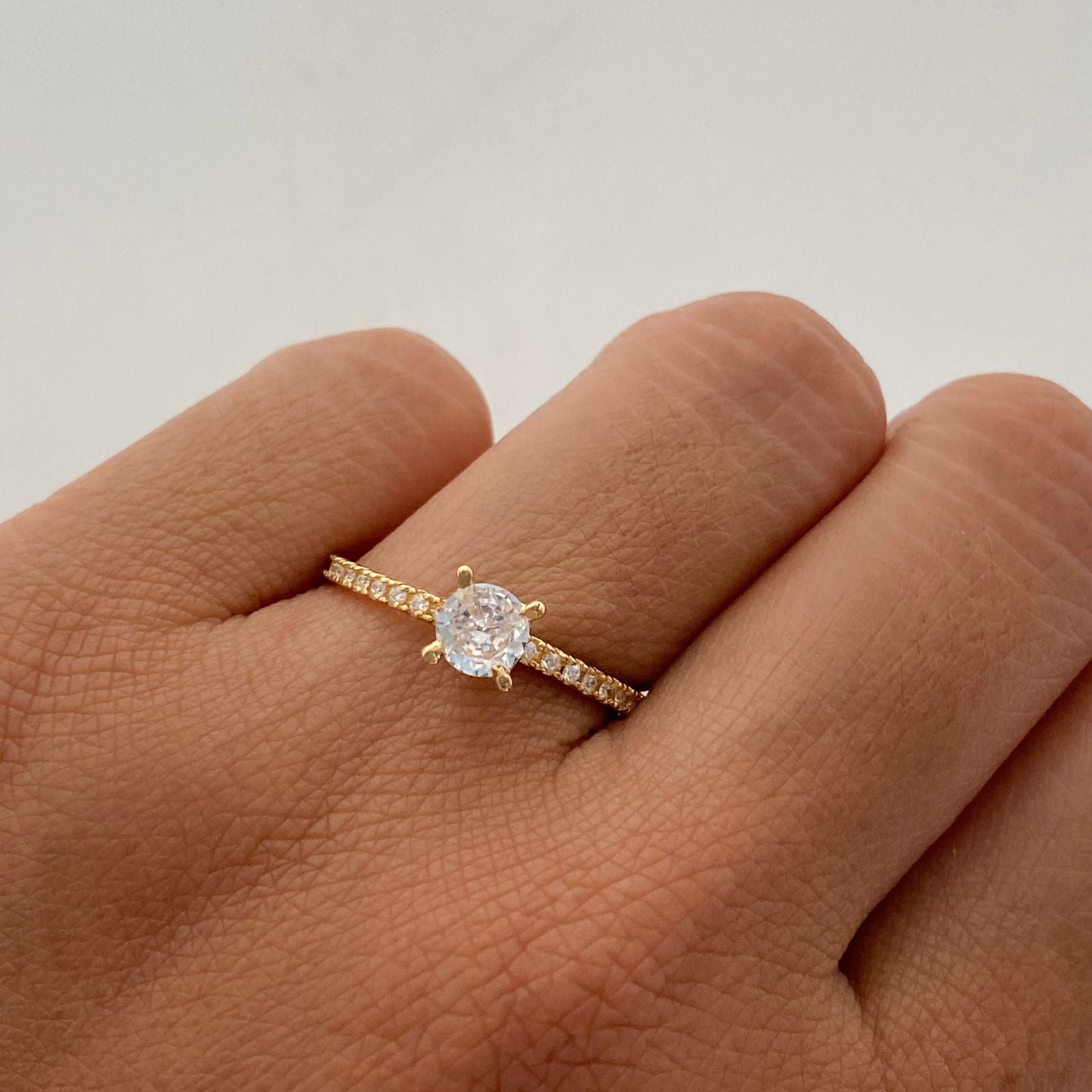 Anillo Solitario Oro amarillo 18k / Talla 8 / 1,8 Gr / 1,6 mm