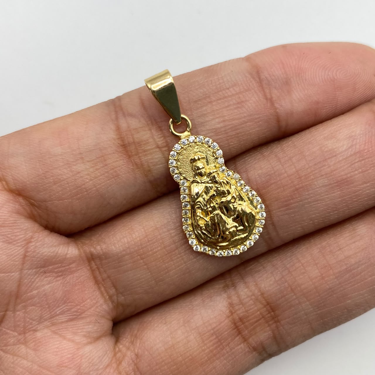Dije Virgen del carmen silueta circones blancos Oro amarillo 18k 4,6 Gr / 12,9 mm / 3 Cm