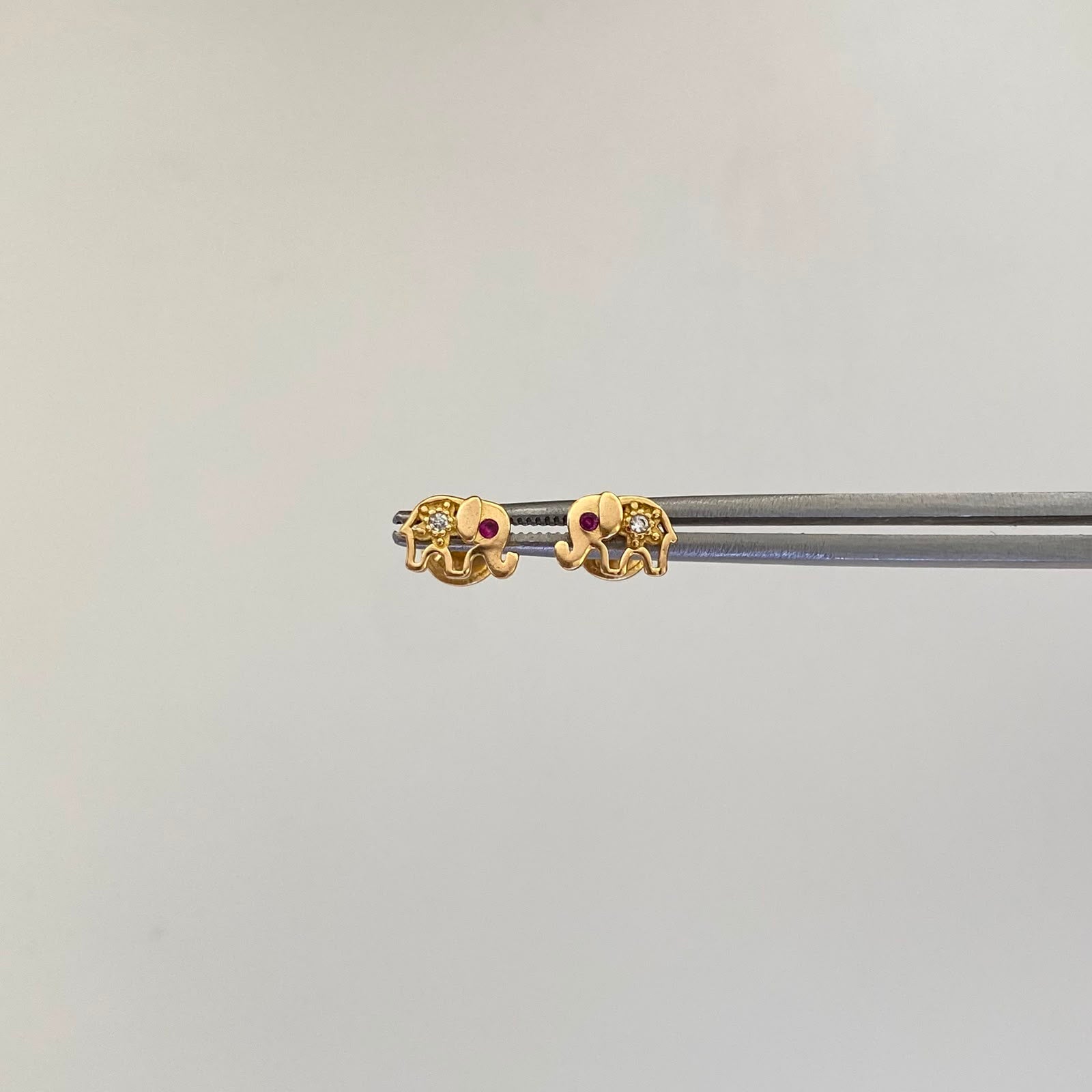 Topos Elefante Circon Fucsia Oro amarillo 18k 1,1 Gr / 8,1 mm