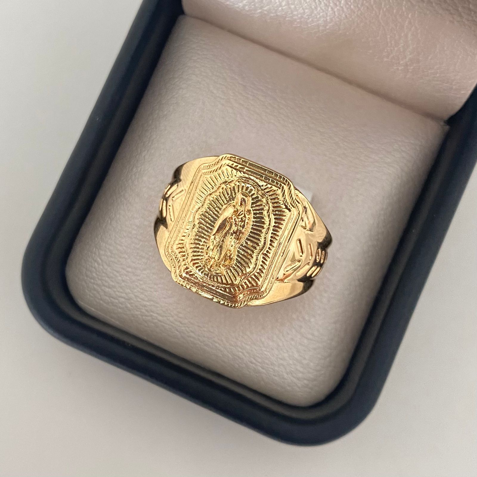 Anillo silueta guadalupe fondo diamantado Oro amarillo 18k / Talla 11 / 6,85 Gr