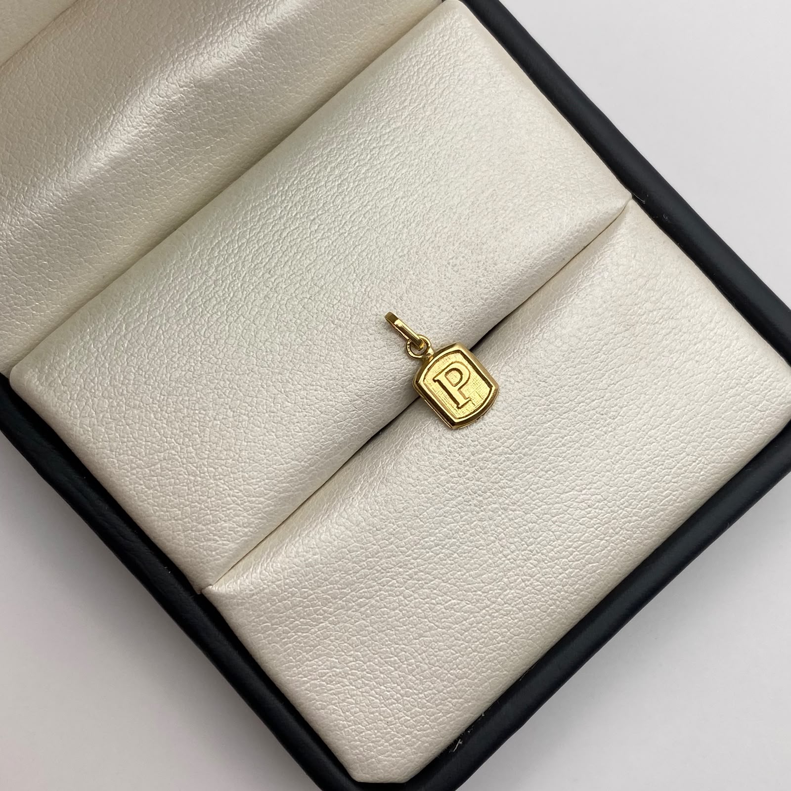 Dije letra P Oro amarillo 18k 0,4 Gr / 6,96 mm / 1,3 Cm