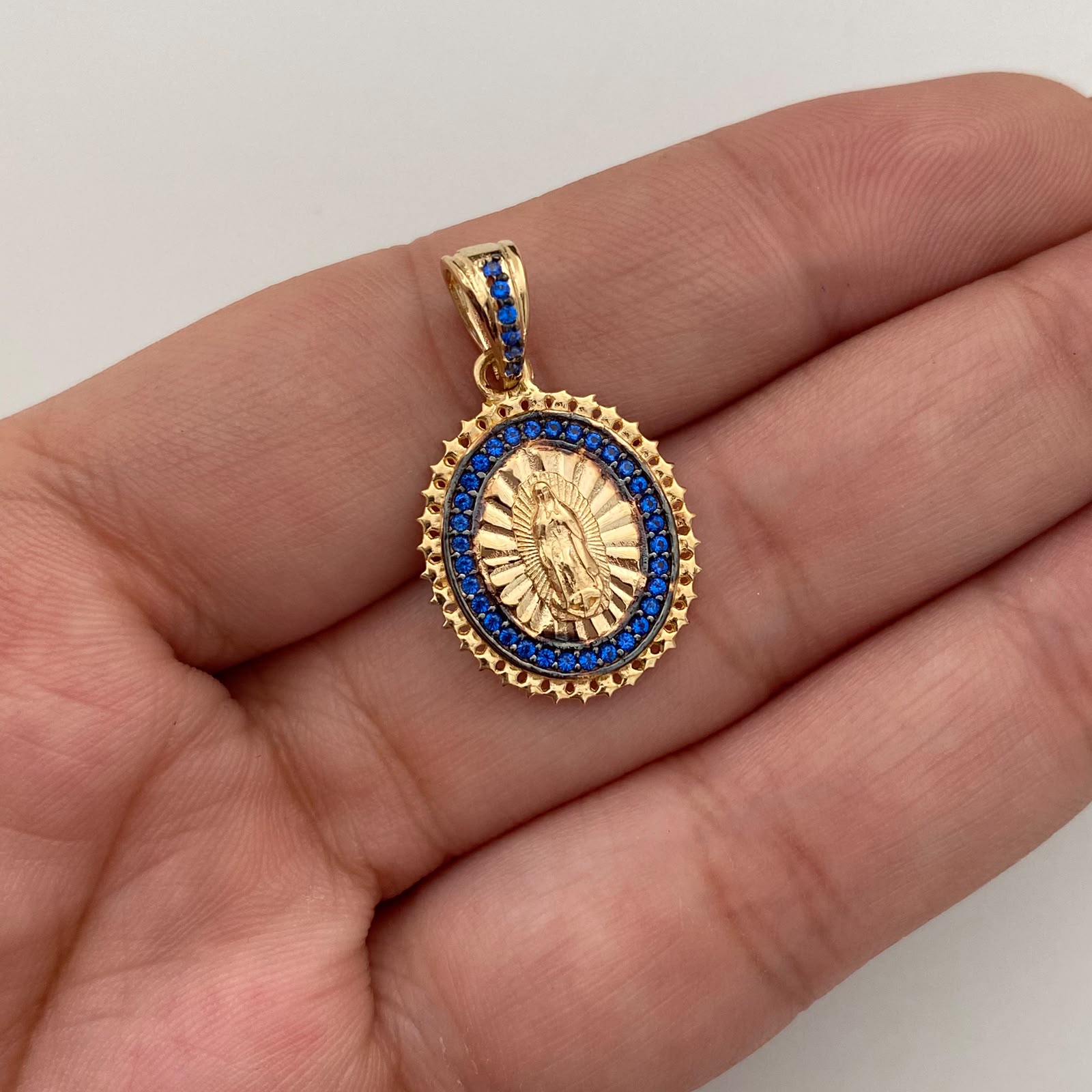 Dije Redondo Casting Azul Virgen de Guadalupe Oro amarillo 18k 2,95 Gr / 15,6 mm / 2,6 Cm