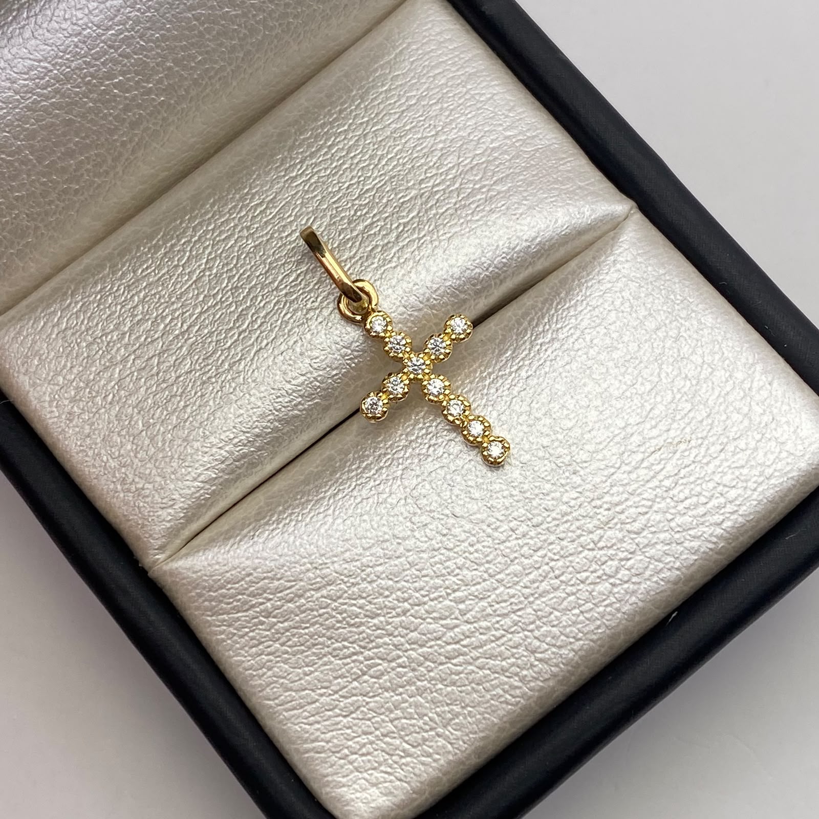 Dije Cruz circones blancos Oro amarillo 18k 0,73 Gr / 9,8 mm / 2,2 Cm