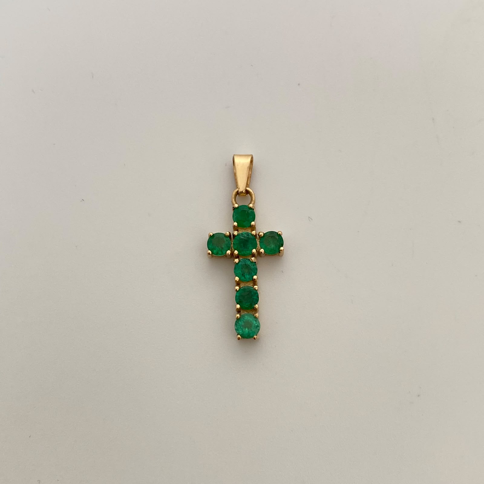 Dije Cruz Esmeralda 1.33 puntos Oro amarillo 18k 2,8 Gr / 12,3 mm / 3 Cm