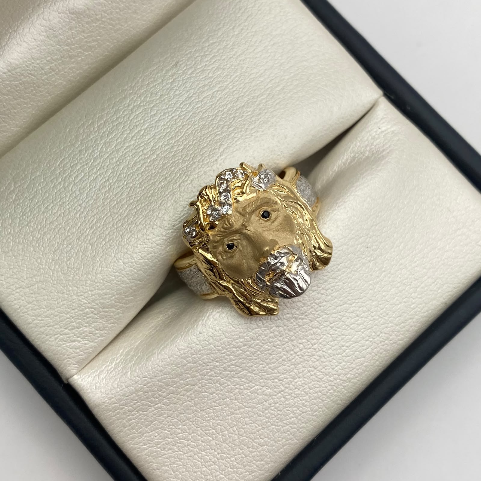 Anillo rostro cristo circones blancos Oro amarillo y Oro blanco 18k / Talla 9 1/2 / 6,6 Gr / 6,76 mm