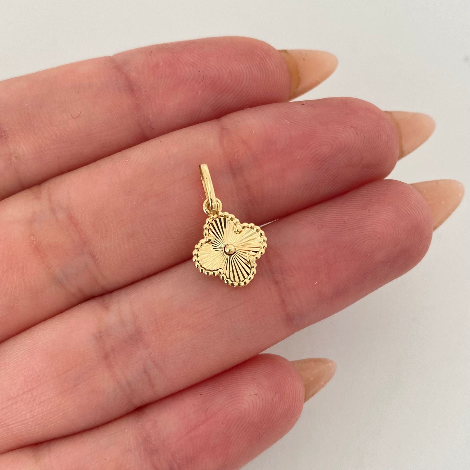 Dije trebol fondo diamantado Oro amarillo 18k 0,85 Gr / 1,5 Cm