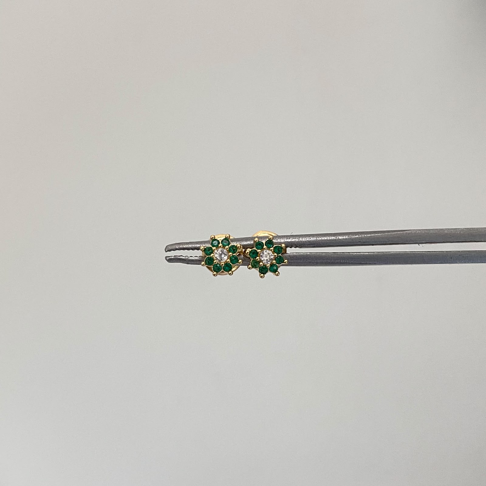 Topos flor centro blanco  Oro amarillo 18k 0,65 Gr / 5,3 mm