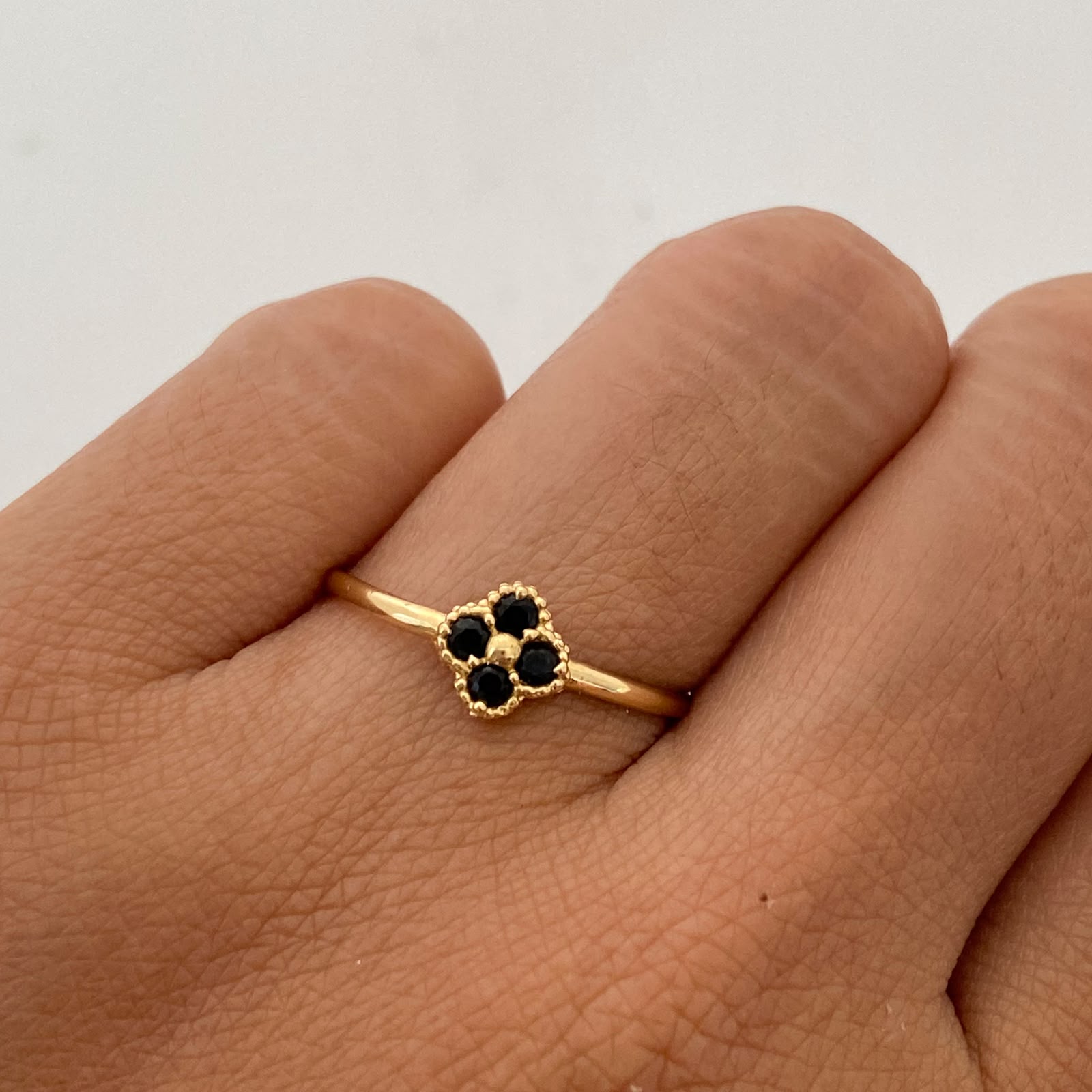 Anillo Trebol Negro Oro amarillo 18k / Talla 8 3/4 / 1,2 Gr / 1,3 mm