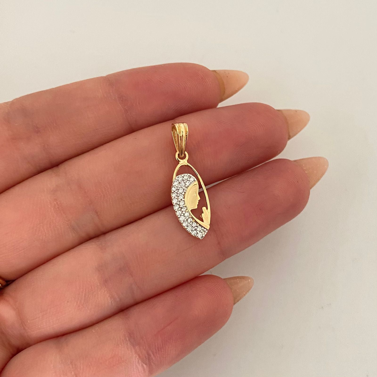 Dije niña maria casting Oro amarillo y Oro blanco 18k 1,1 Gr / 2,5 Cm