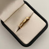 Anillo entrelazado con circones blancos (POR FABRICACION)  Oro amarillo 18k / Talla 5 1/2 / 3 Gr