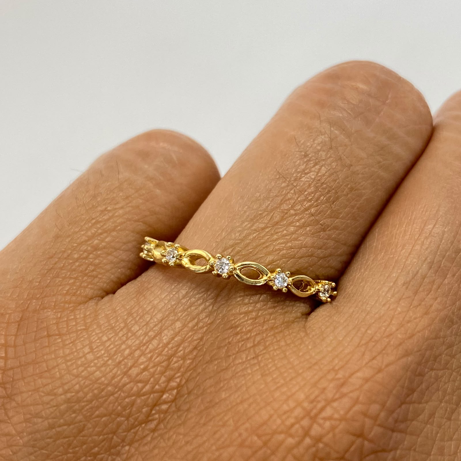 Anillo Fila circones blancos Oro amarillo 18k / Talla 7 1/2 / 1,3 Gr / 0,9 mm