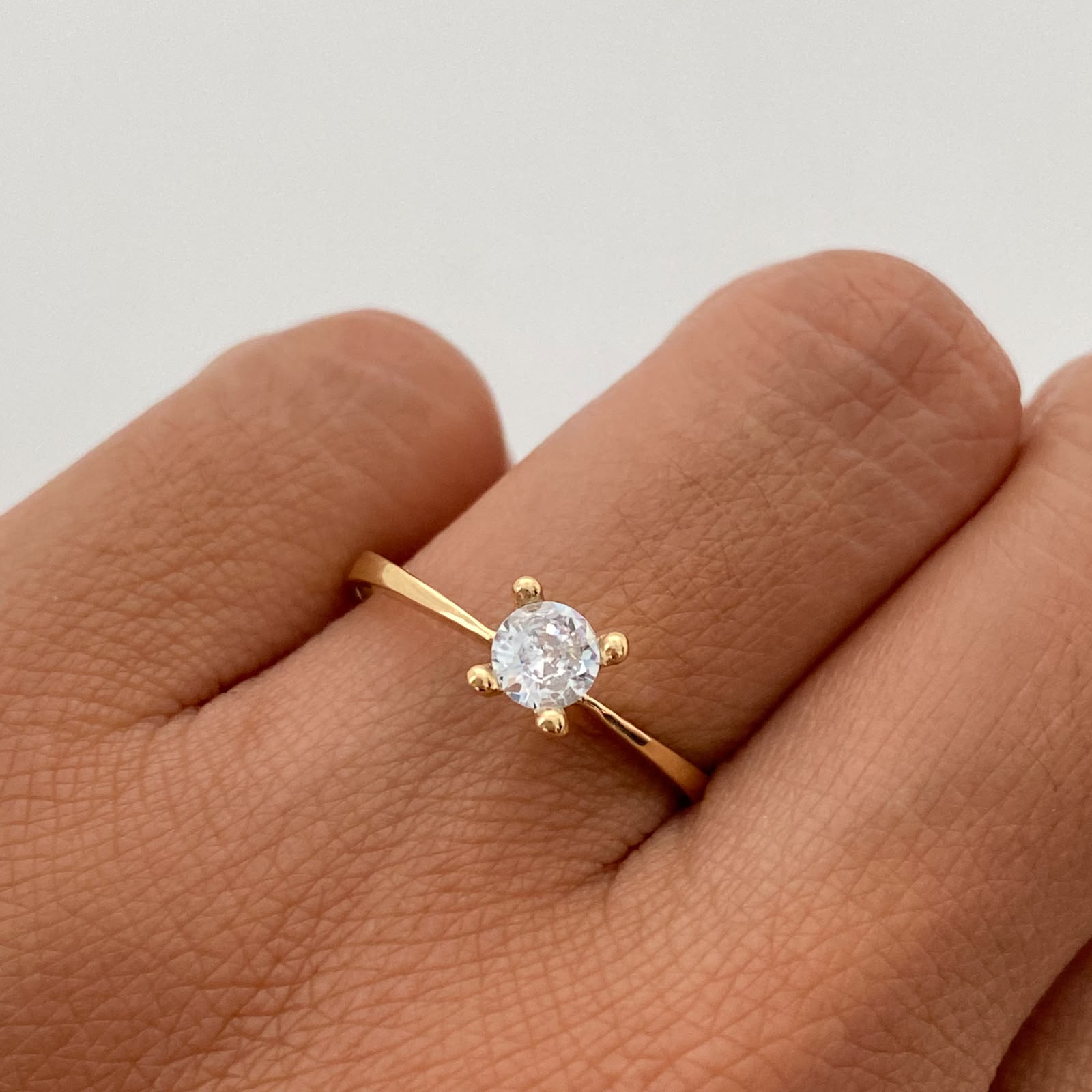 Anillo Solitario Oro amarillo 18k / Talla 8 1/2 / 1,65 Gr / 1,8 mm