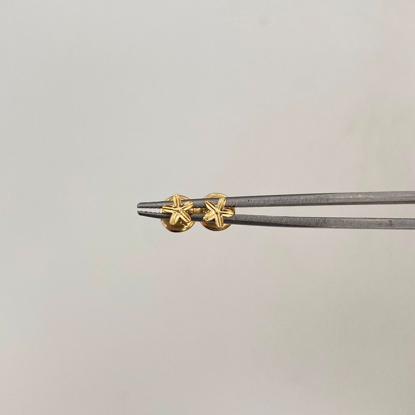 Topos Mini Florecita Oro amarillo 18k 0,5 Gr / 4,3 mm